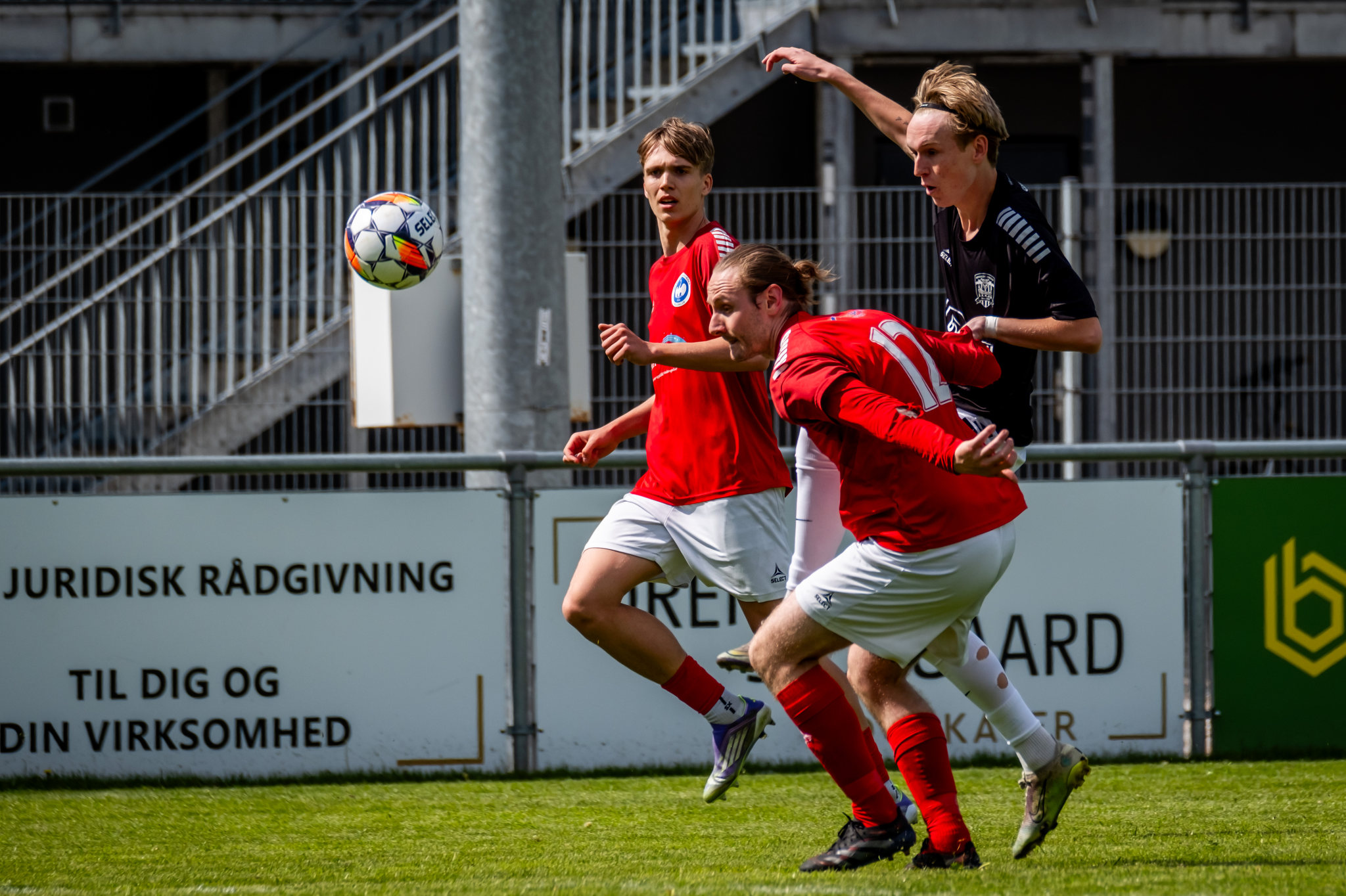 Holmegaards Martin Bak Pedersen i duel med en Roskilde-spiller. Foto: DBU Sjællands formand, Jakob Koed, overrækker pokalen til Roskilde United efter finaledramaet. Foto: DBU Sjælland / Kim Matthäi Leland