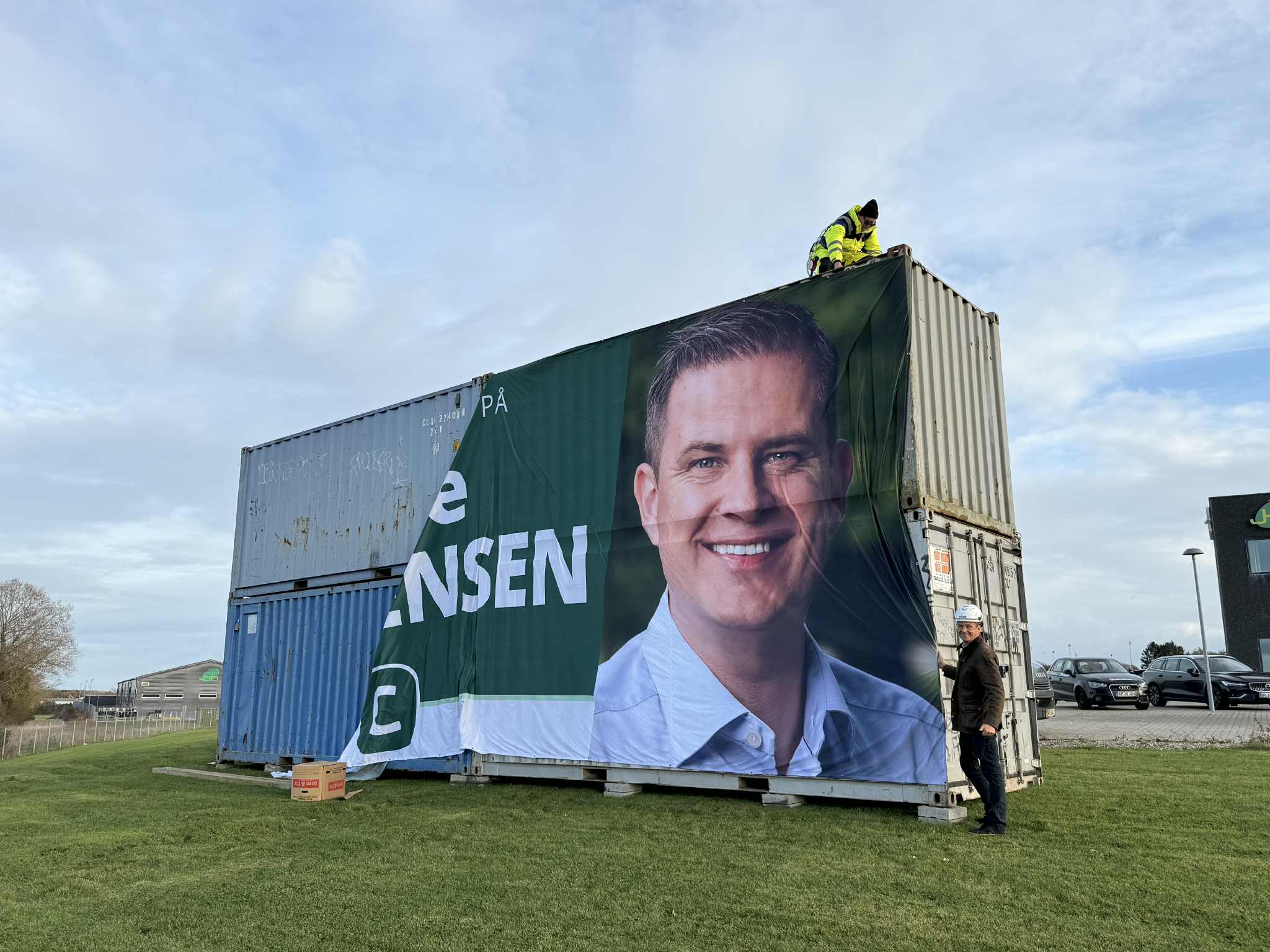 Rune Kristensen i færd med opsætning af giga-banneret. Foto: Privat