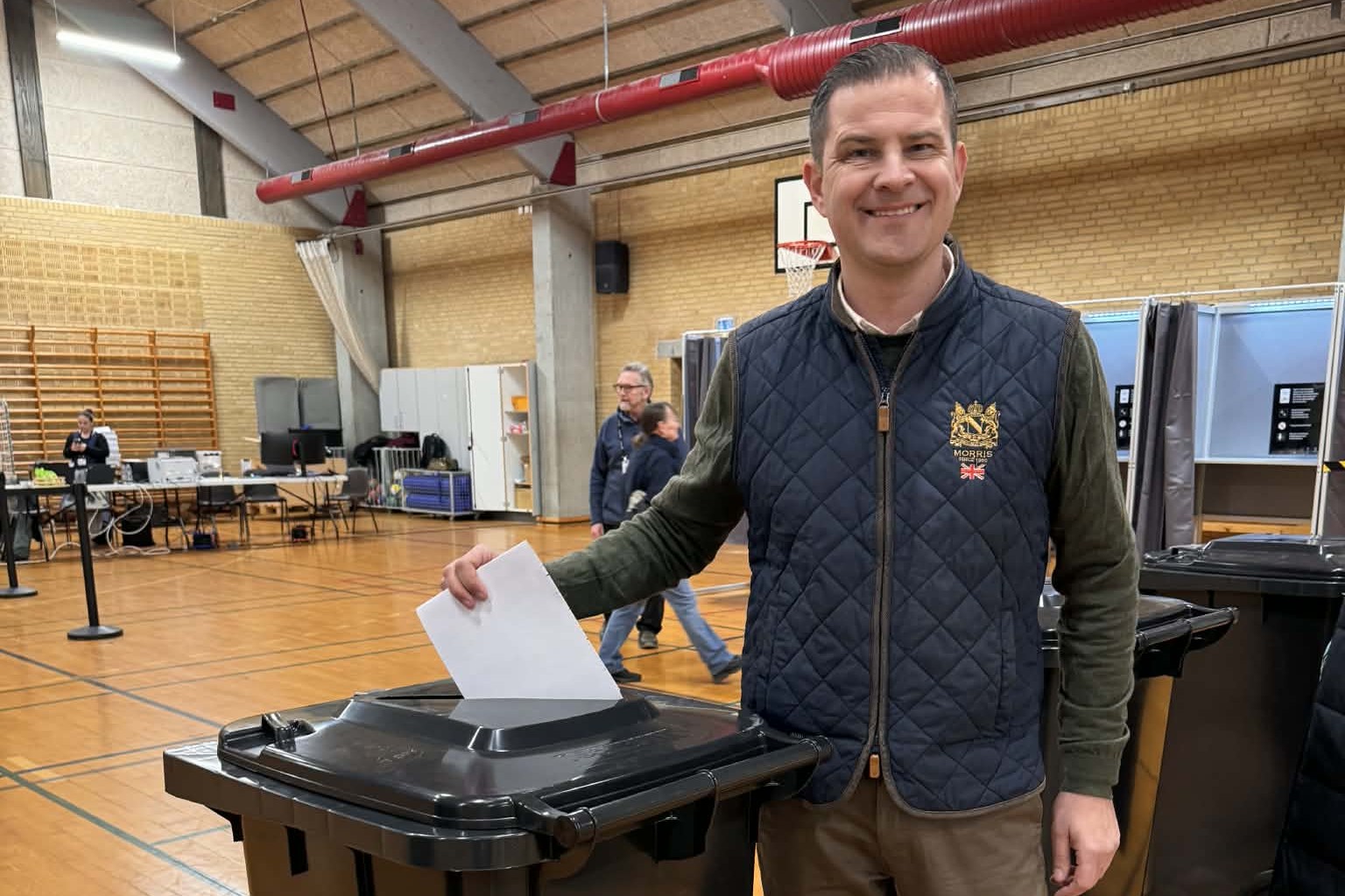 Rune Kristensen afgiver sin stemme på Lille Næstved Skole.. Foto: Privat