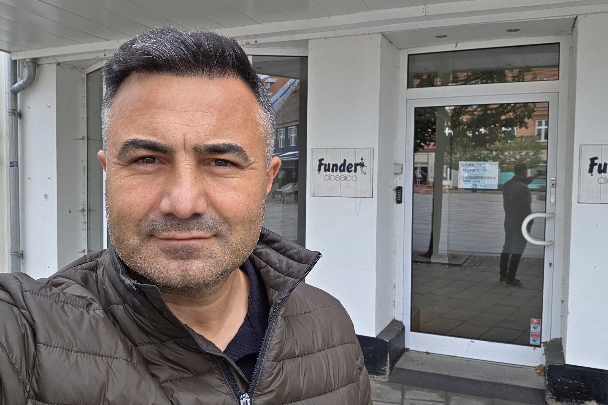 Finurlige Süleyman Yücel med en selfie foran butikken, inden det blev afsløret. Privatfoto