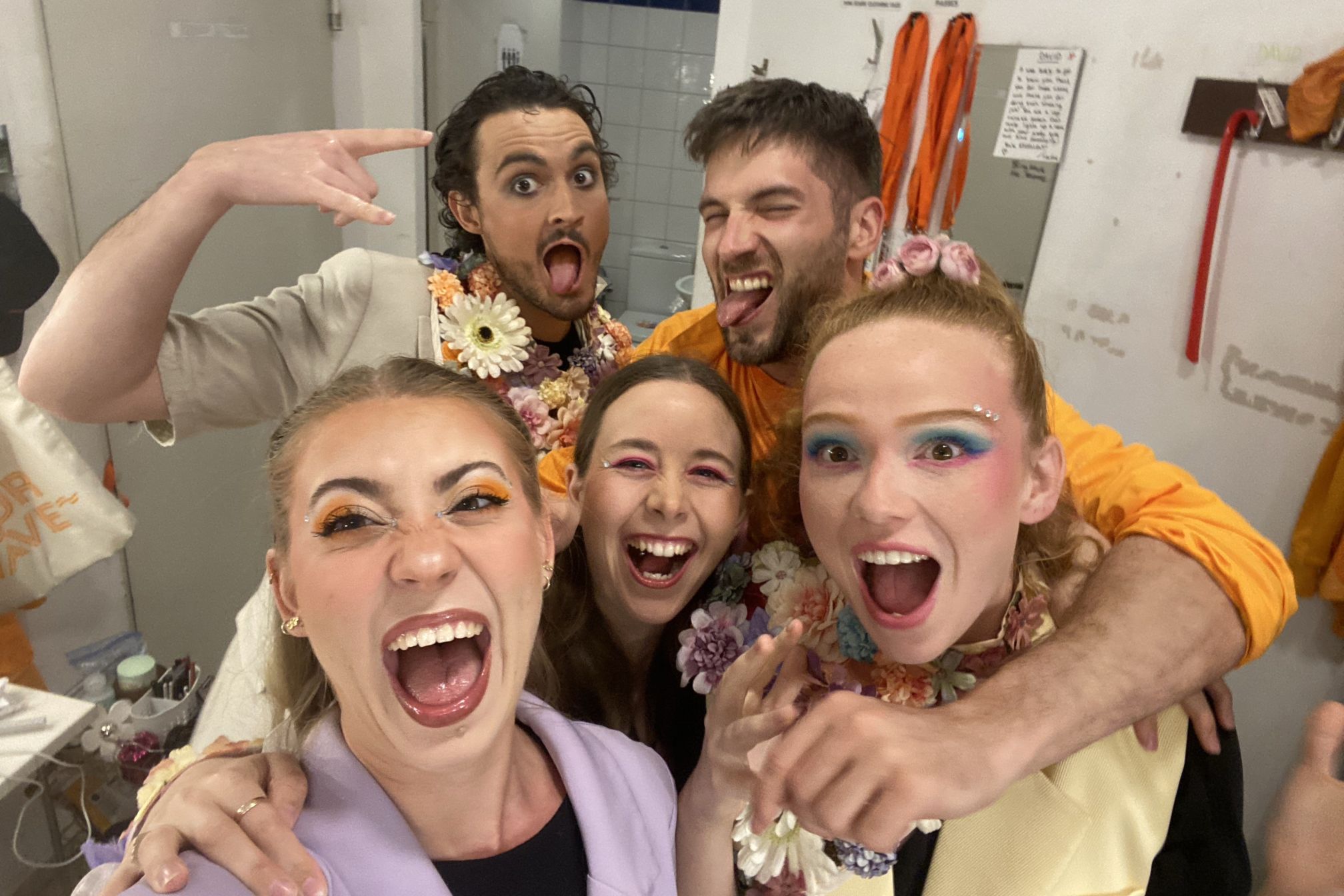 Sarah Julia Ortega Nagel (i midten) med kolleger backstage. Foto: Privat