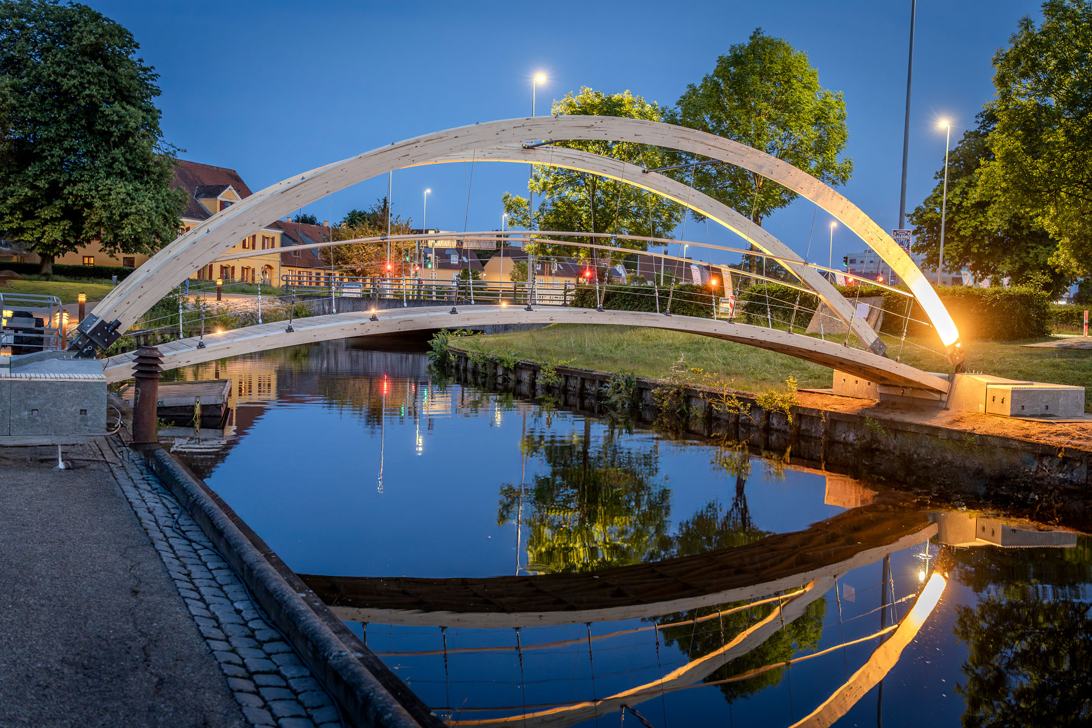 Sommerfuglebroen gør sig smukt ind over den fritlagte Suså i aftenskumringen. Foto: René Kongsgaard / Holm Foto
