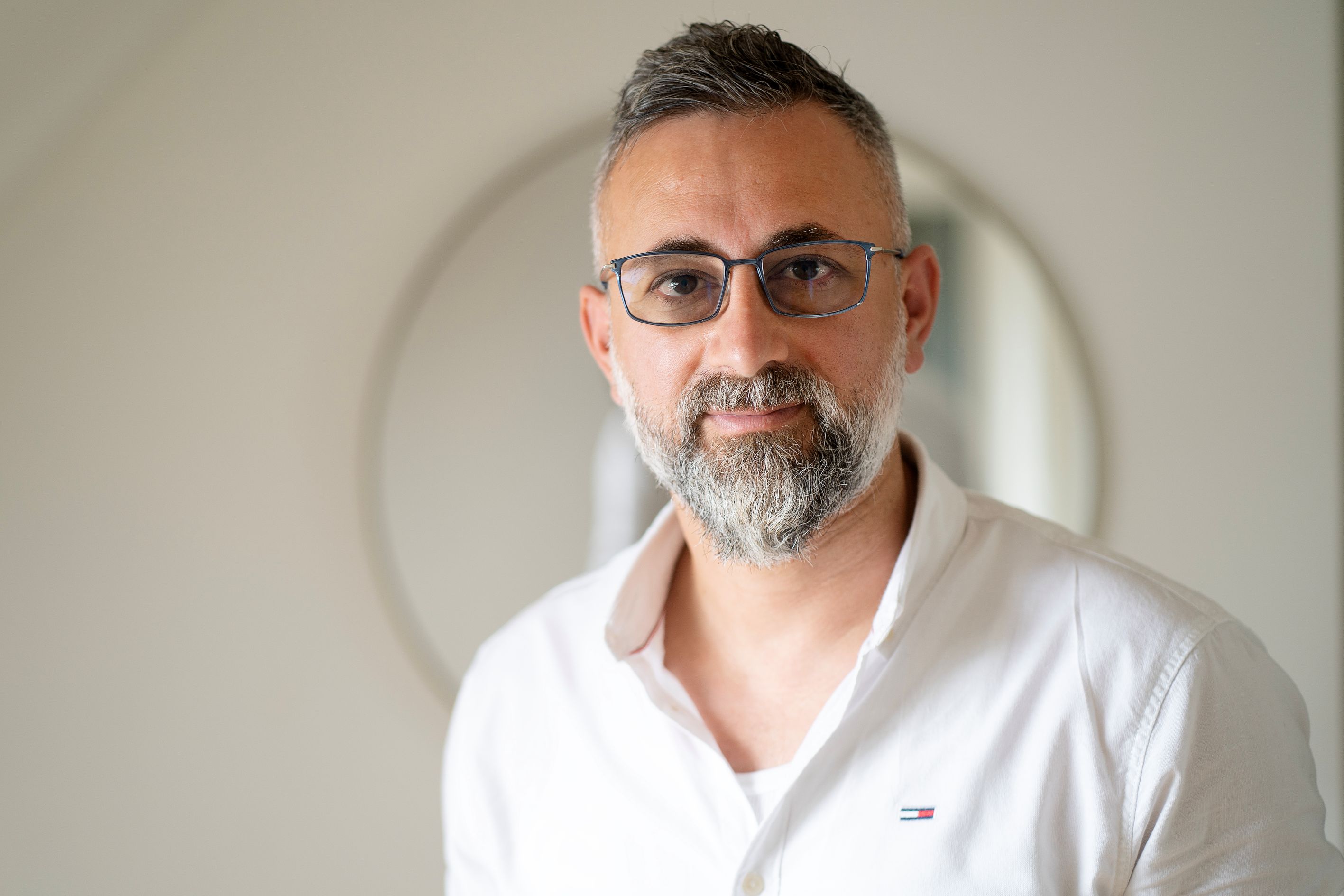 Twana Ismail flygtede fra Irak til Danmark sammen med sin farbror, der var psykisk syg. Det var Twanas første møde med psykisk sygdom. I dag har han mange års erfaring fra psykiatrien og socialpsykiatrien, som han har brugt til at stifte virksomheden Støttebo.