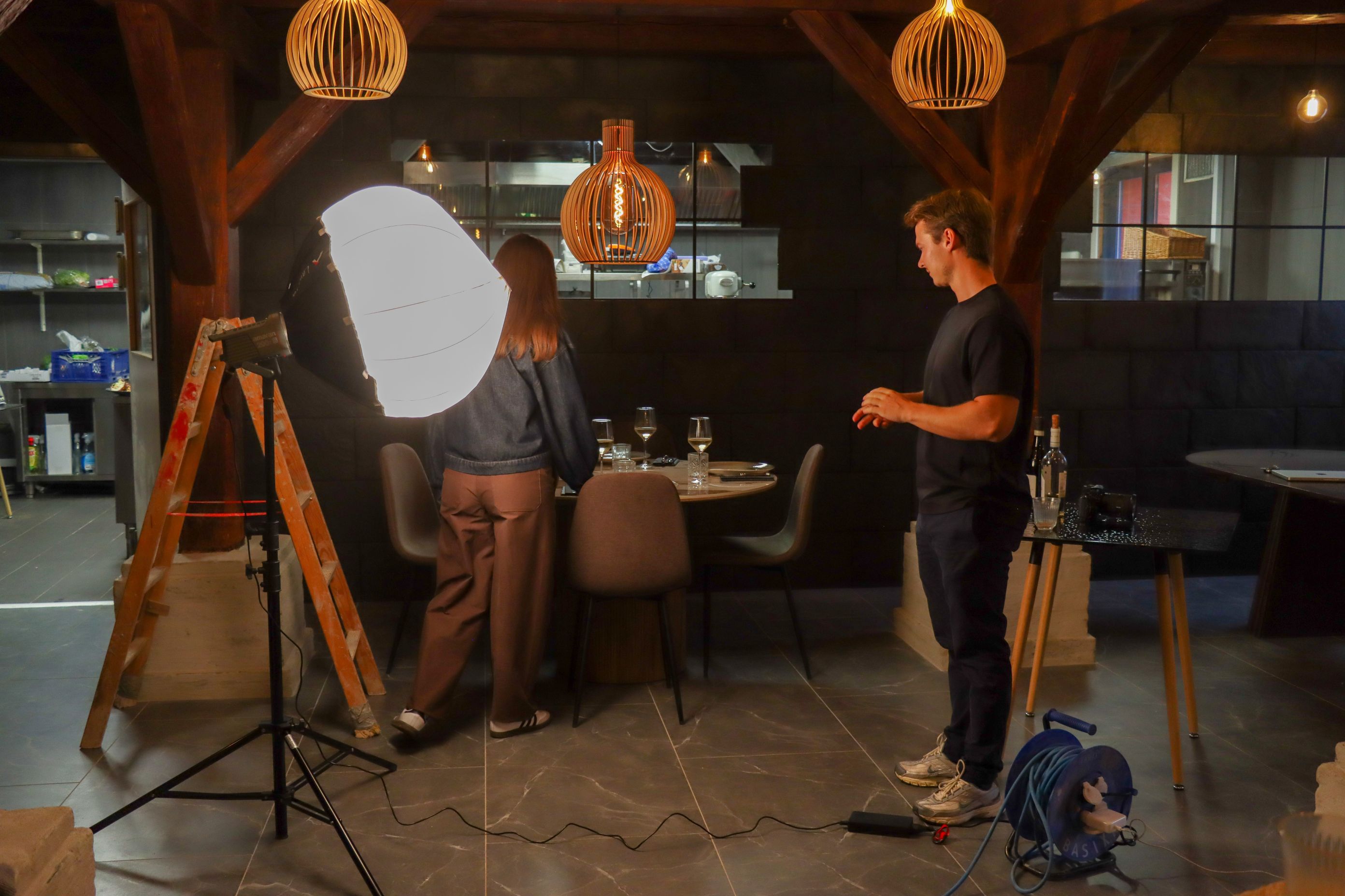 De sidste forberedelser og foto-shoots er i fuld gang hos Restaurant Stald inden åbningen. Foto: Presse