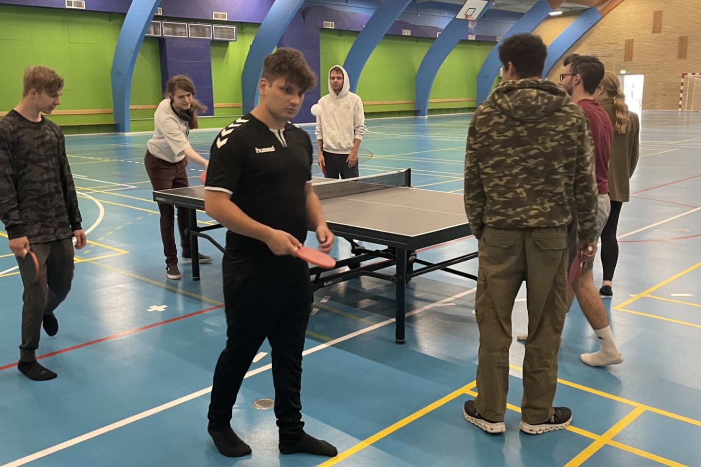 Badminton, gokart, boksning og padel. Det er eksempler på nogle af de sportsgrene, Startblokkens unge kan prøve af. I går tog man hul på bordtennis i Næstved. Foto: Tobias Pedersen, Næstved Boldklub.