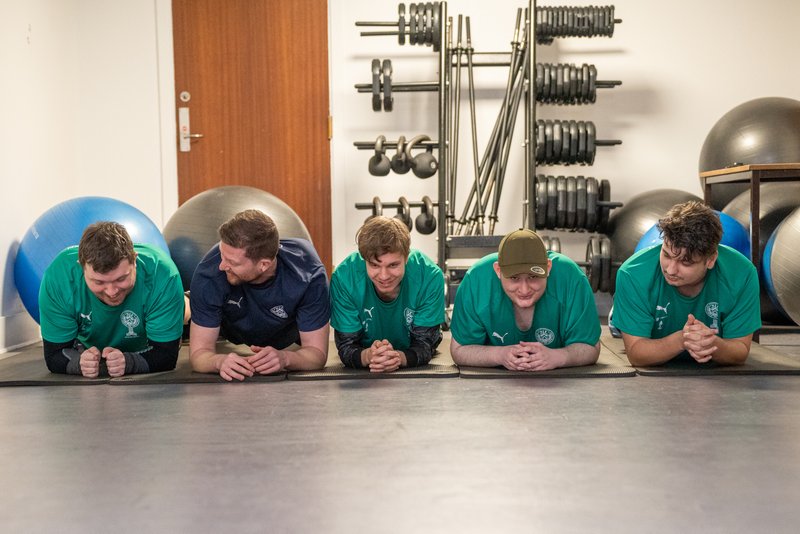 Tobias Nøhr Pedersen (nr. to fra venstre) træner med nogle af de unge. Foto: Næstved Kommune