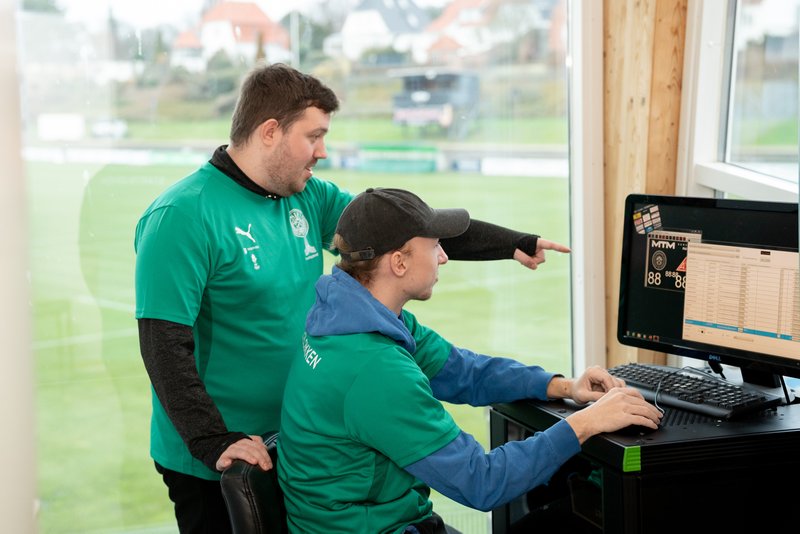Her får et par af de unge ansvaret for at storskærmen på stadion virker korrekt. Foto: Næstved Kommune