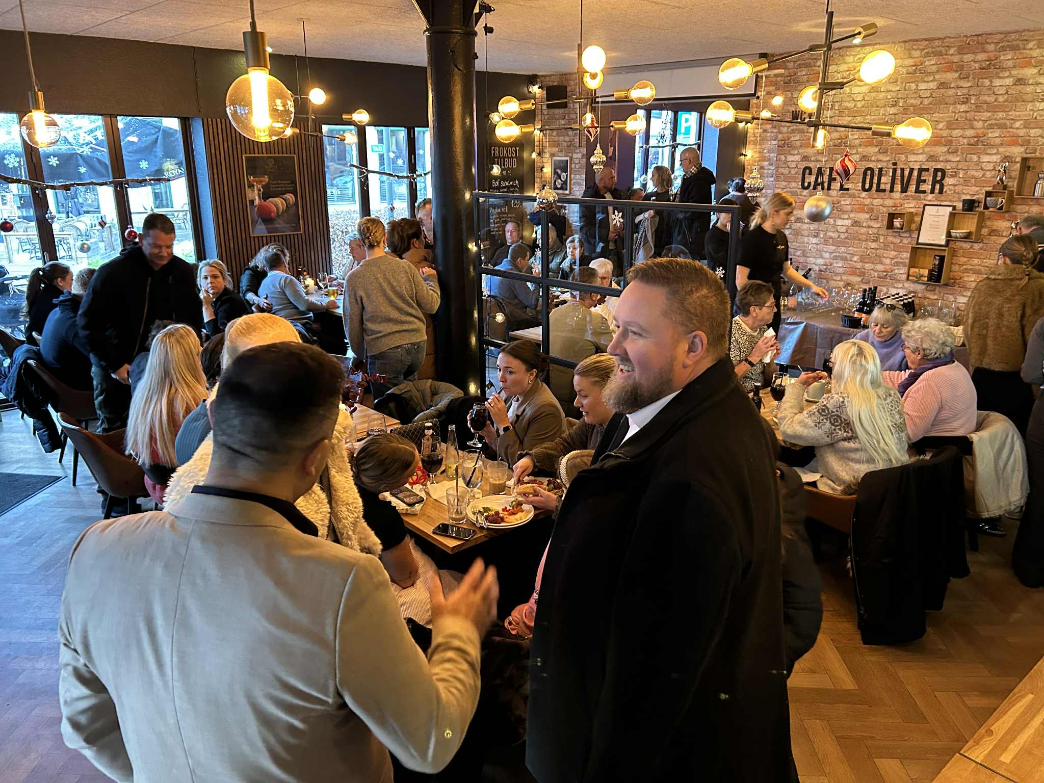 Over 200 mennesker kom forbi Café Oliver for at sige farvel til Süleyman Yücel. Foto: John Ringstrøm