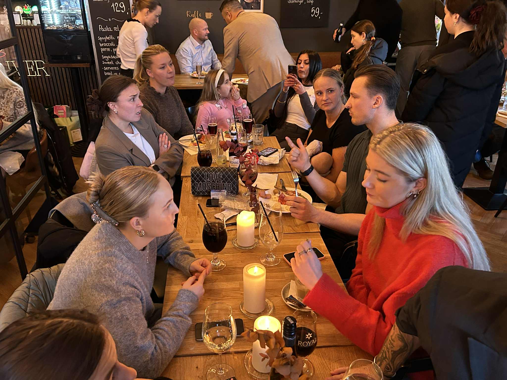 Ved et af bordene sad personale gennem de 14 år, Süleyman Yücel har haft Café Oliver. Foto: John Ringstrøm