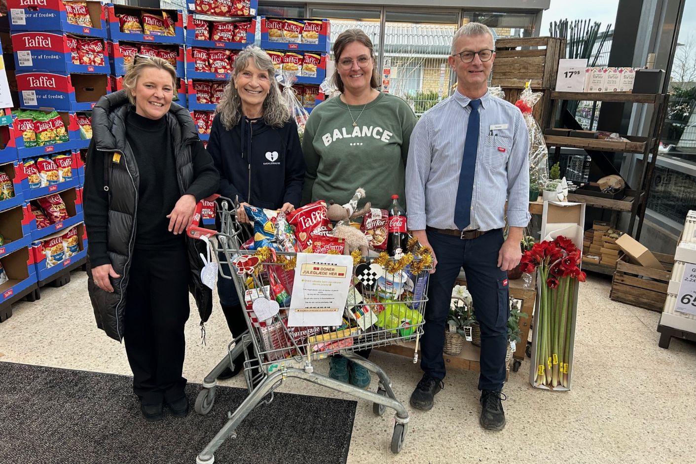 Pernille Hansen fra Elvergården, Birgitte Møss fra Svolvstikkerne, Camilla Bøgh og brugsuddeler Flemming Jensen bag vognen, der sagtens kan rumme flere varer endnu. Foto: John Ringstrøm
