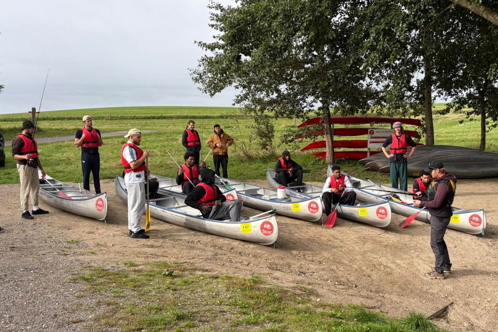 Mads Paarup viser Team FOG-truppen, hvordan de skal agere i kanoerne i sikkerhed på land. Foto: Team FOG Næstved