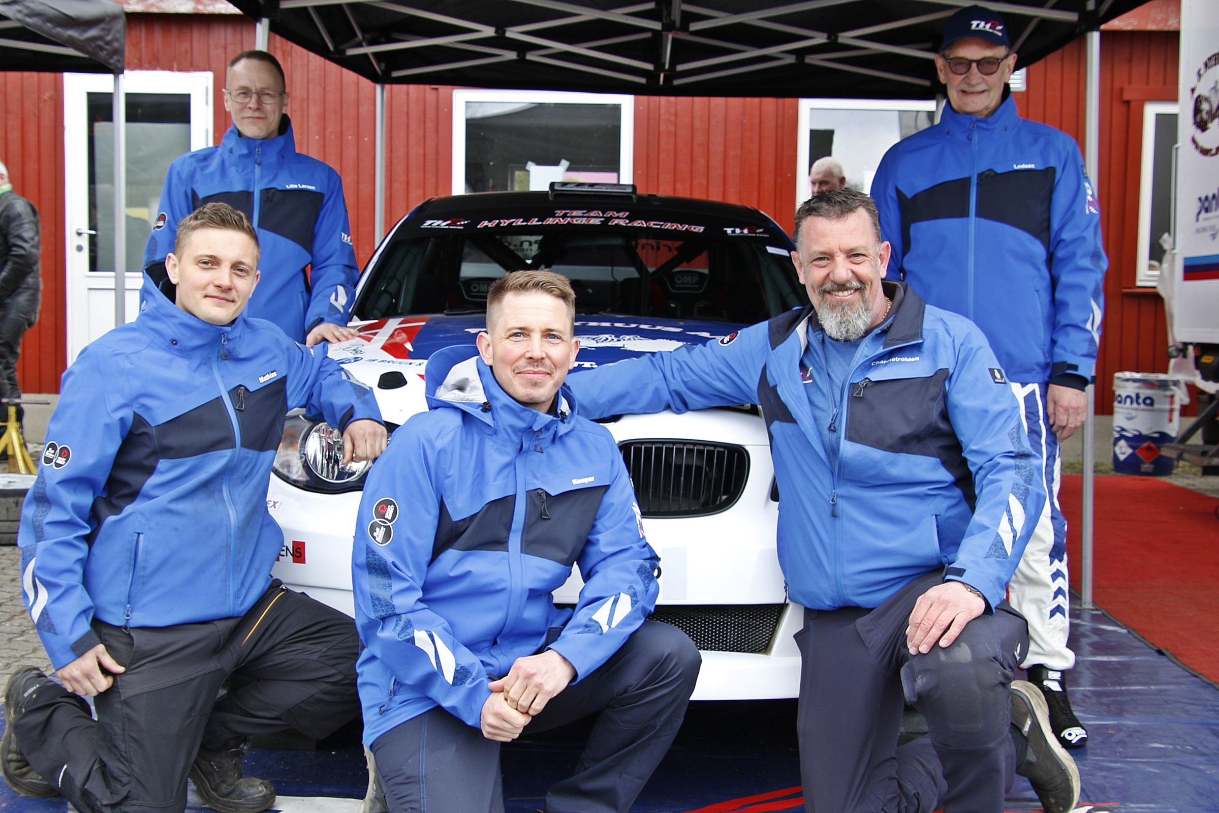 Brian Larsen og John Frederiksen (bagerst th) med deres serviceteam er klar til sæsonstarten i Tyskland. Foto: Team Hyllinge Racing