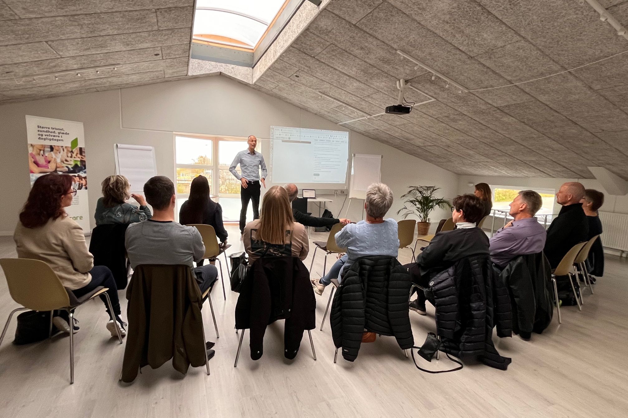 Ledere tilbringer ofte størstedelen af arbejdsdagen foran en skærm eller i møder – med mange beslutninger og alt for lidt fysisk aktivitet. Det gør det vanskeligt at skabe de pauser og den rytme, som sunde vaner kræver. 