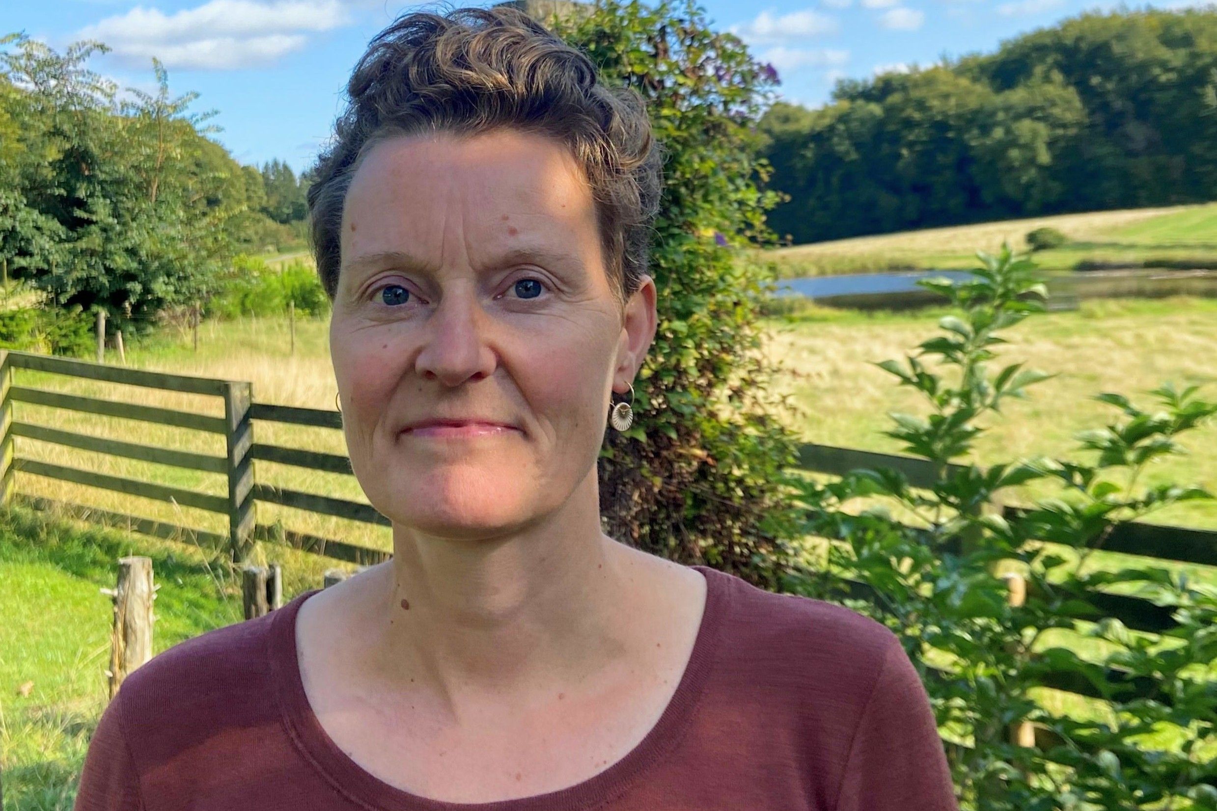 Projektleder i Team Vand og Natur Anja Rasmussen har sammen med sine kolleger afholdt 160 indledende samtaler med lodsejere, hvis jord indgår som en del af et projektforslag for at omlægge arealer til mere natur. Målet er at skabe bedre vilkår for vandmiljø, natur, biodiversitet og drikkevand. Foto: Næstved Kommune