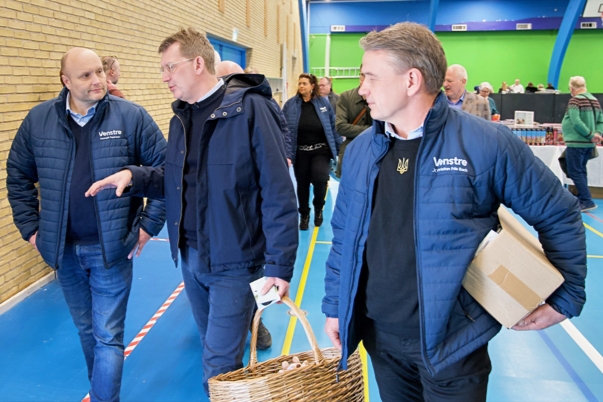 Troels Lund Poulsen i snak med borgmester Kenneth Sørensen (t.v.), mens Christian Friis Bach (th) lytter med. Foto: Chritstian Brøndum