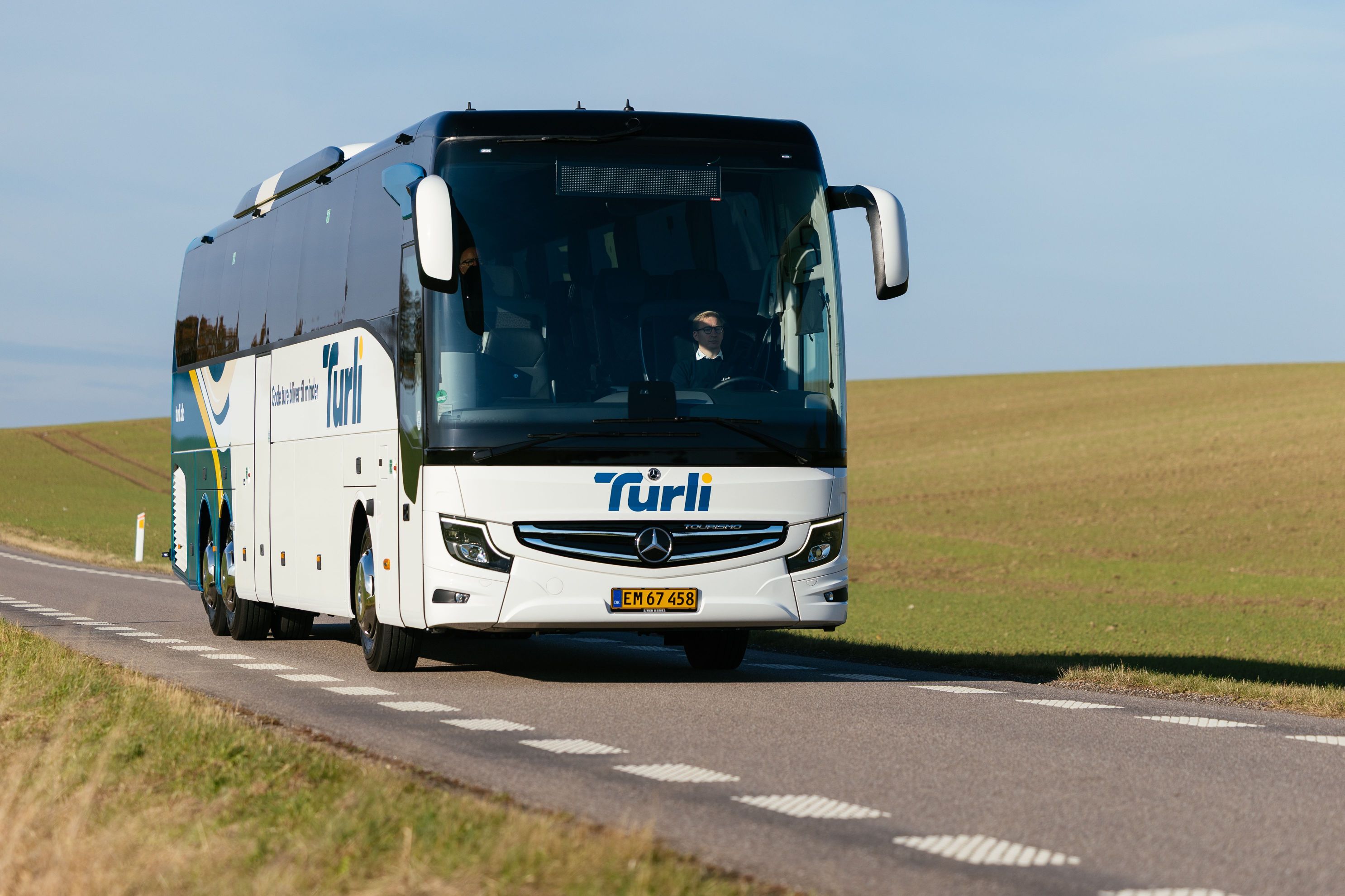 En ny flot Mercedes-bus er nu med i flåden hos Turli. Foto: Presse