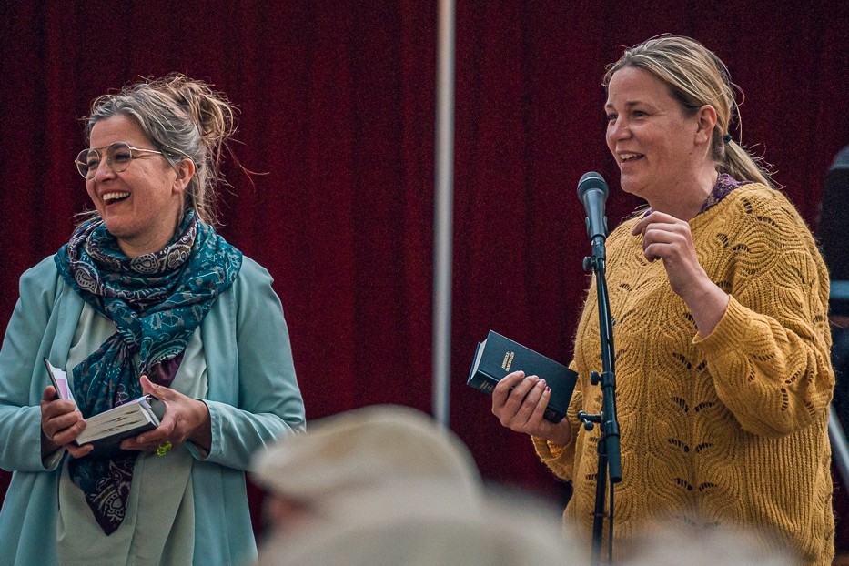 Ulla Britt Simonsen (t.v.) og Hanne Heunicke arrangerer for fjerde år i træk "Årets længste sang". Foto: Næstved Cityforening