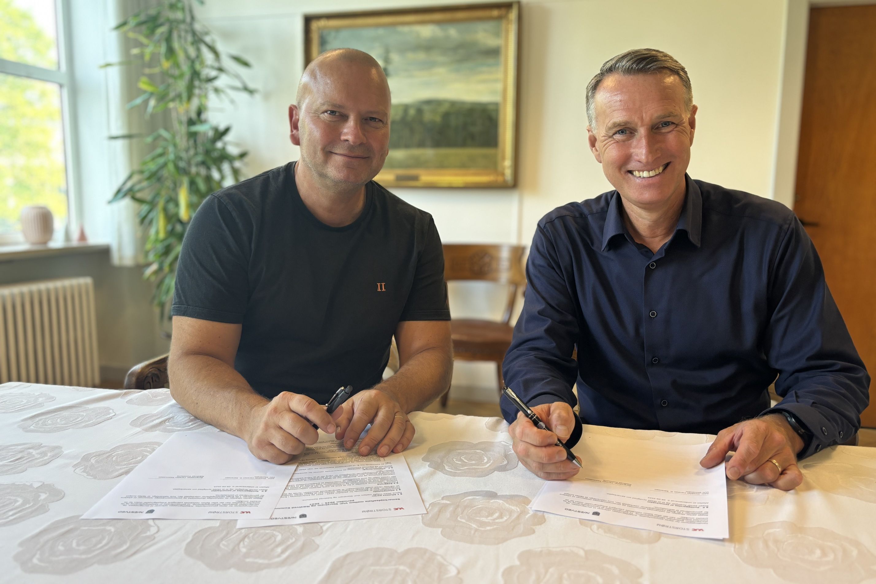 Administrerende direktør for VUC Storstrøm, Carsten G. Sørensen og borgmester Carsten Rasmussen har underskrevet en samarbejdsaftale, der løber frem til og med 2027. Foto: Presse
