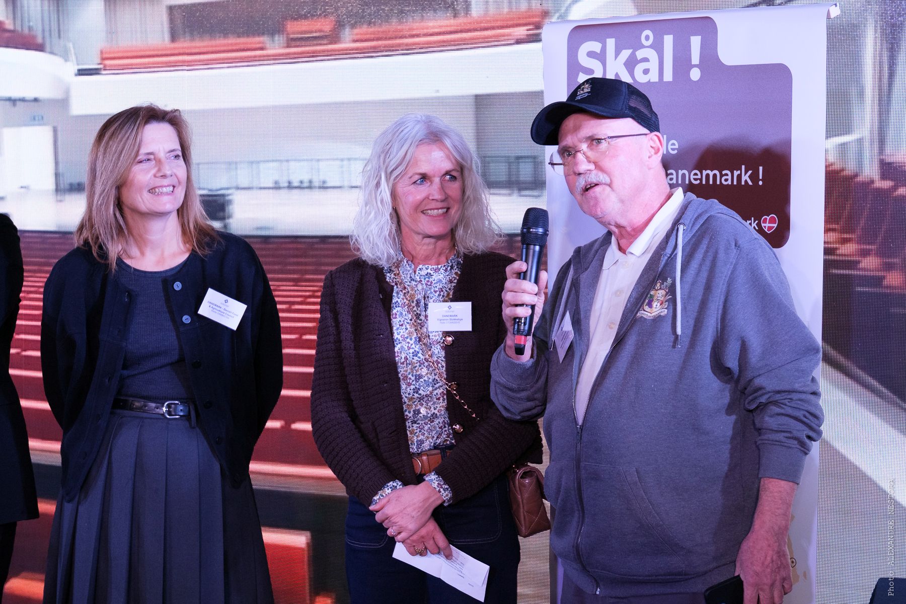 Jesper Rye brillerede med sit franske på scenen i Paris. Foto: Alexandre NESTORA