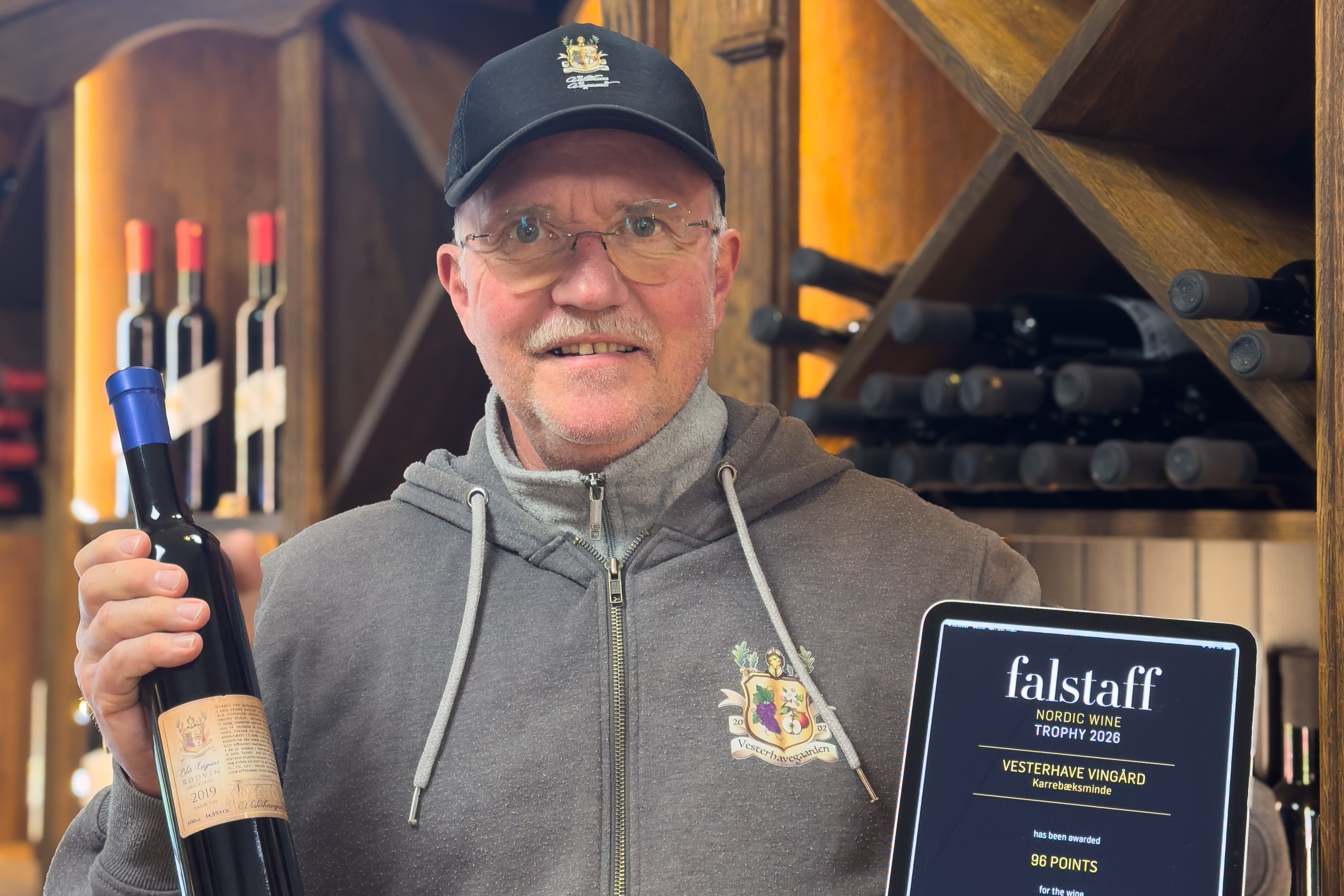 Vinbonden Jesper Rye Jensen med beviset på, at hans økologiske rødvin er Nordens bedste. Foto: MR Agency