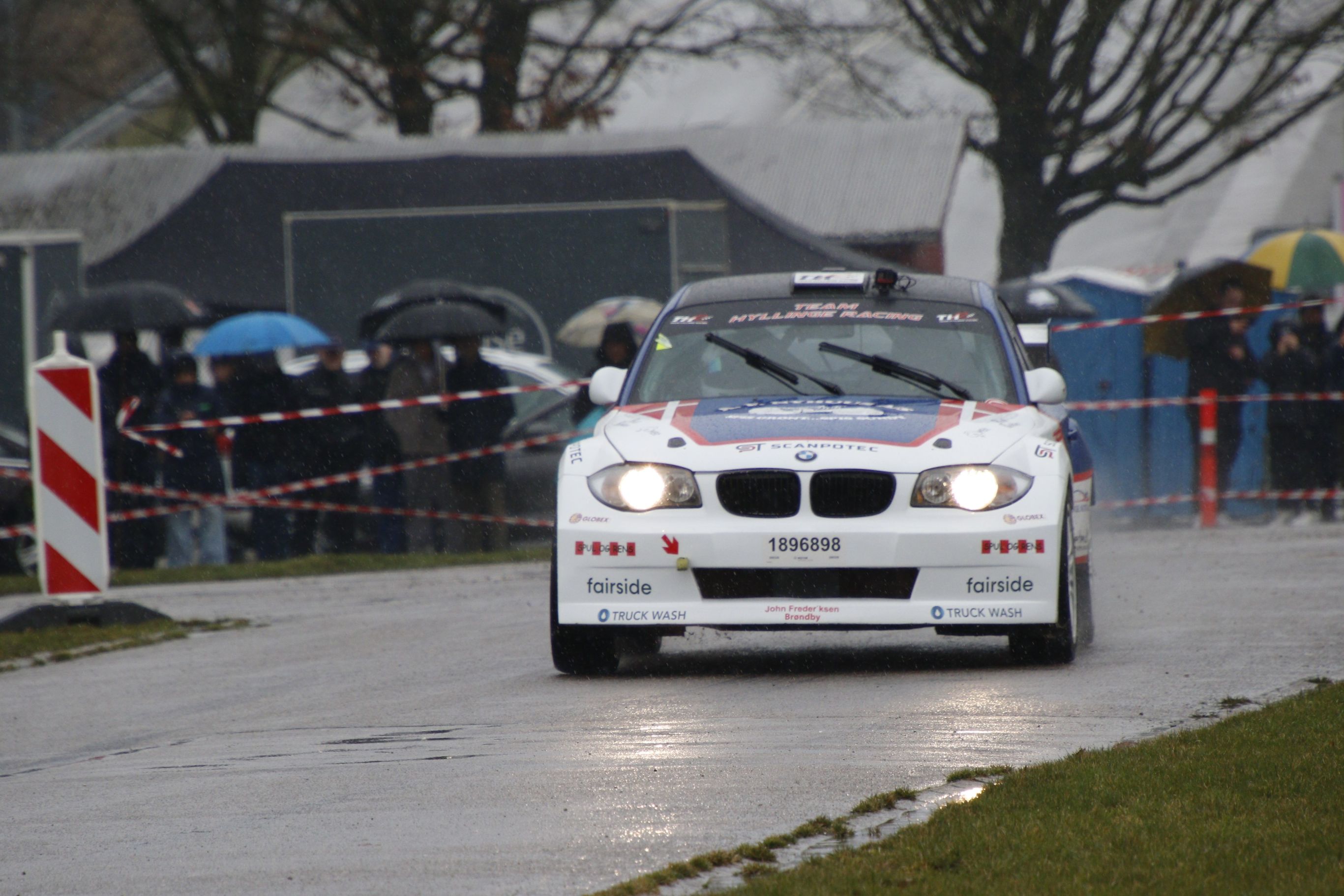 "Etteren" på vej rundt i et vådt sving. Foto: Allan Post