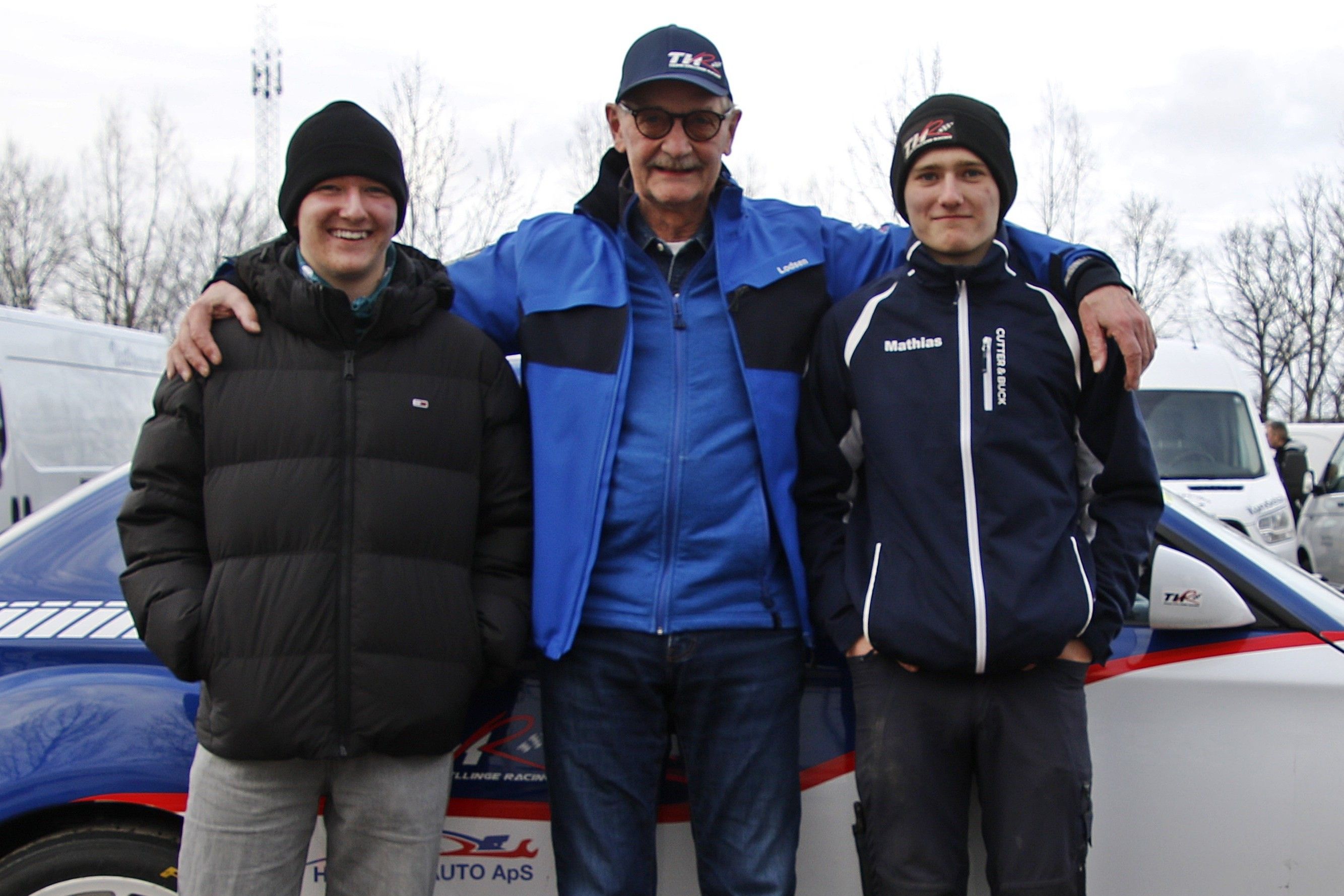 John Frederiksen med sine to gæstekørere, Magnus (t.v.) og Mathias Holm Hansen. Foto: Allan Post
