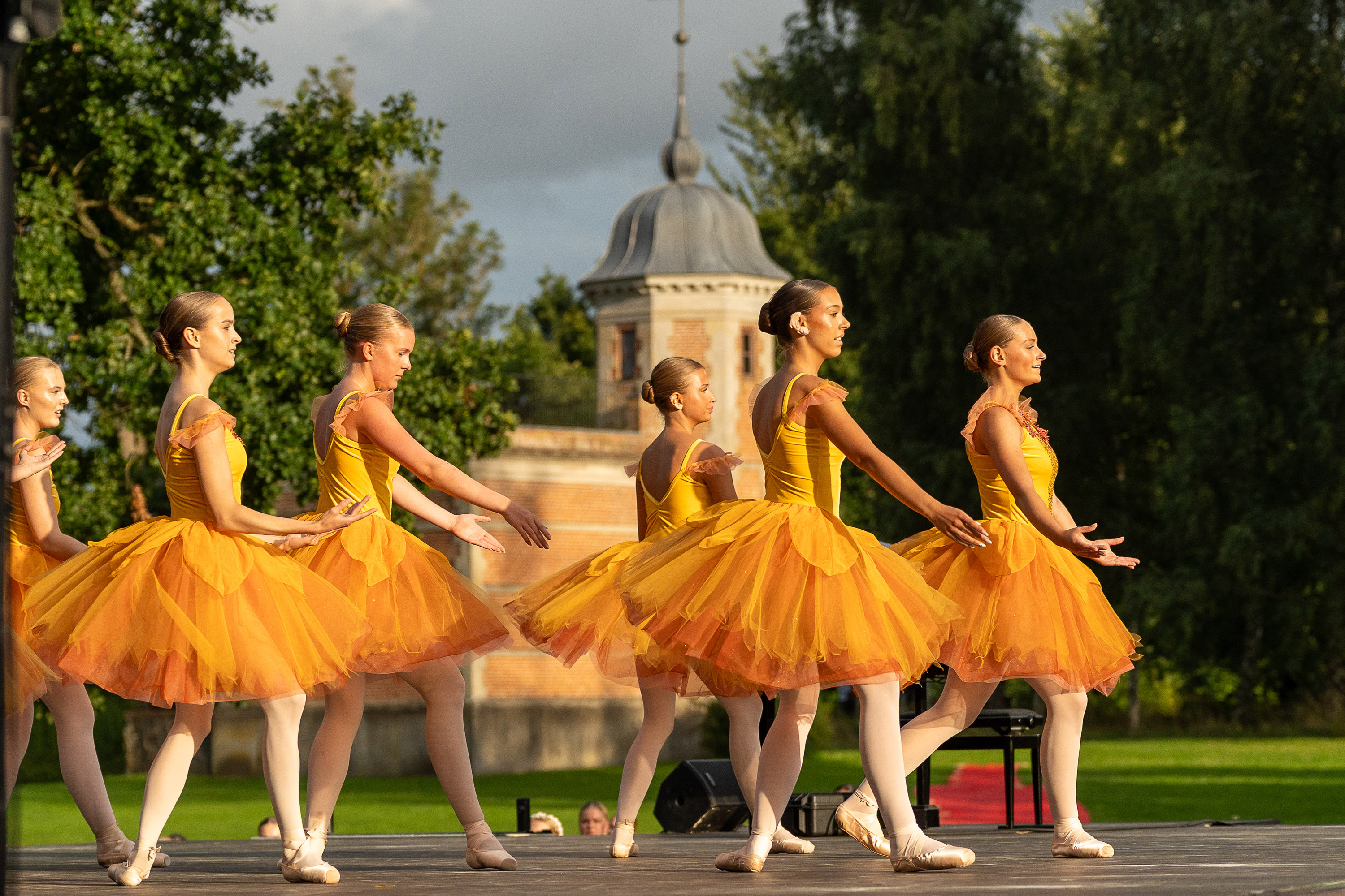 Unge, lokale balletdansere gav prøver på deres kunnen inden den store forestilling. Foto: René Kongsgaard