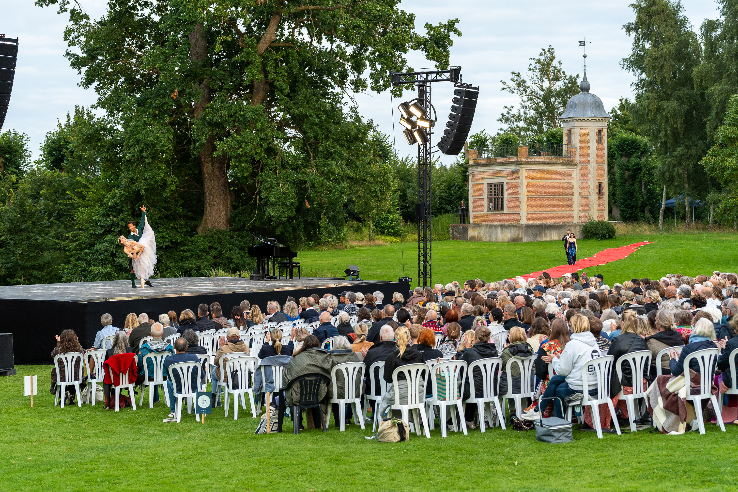 Scenen var sat op i Rønnebæksholms smukke park med "Venligheden" som dansernes tilholdssted undervejs. Foto: René Kongsgaard