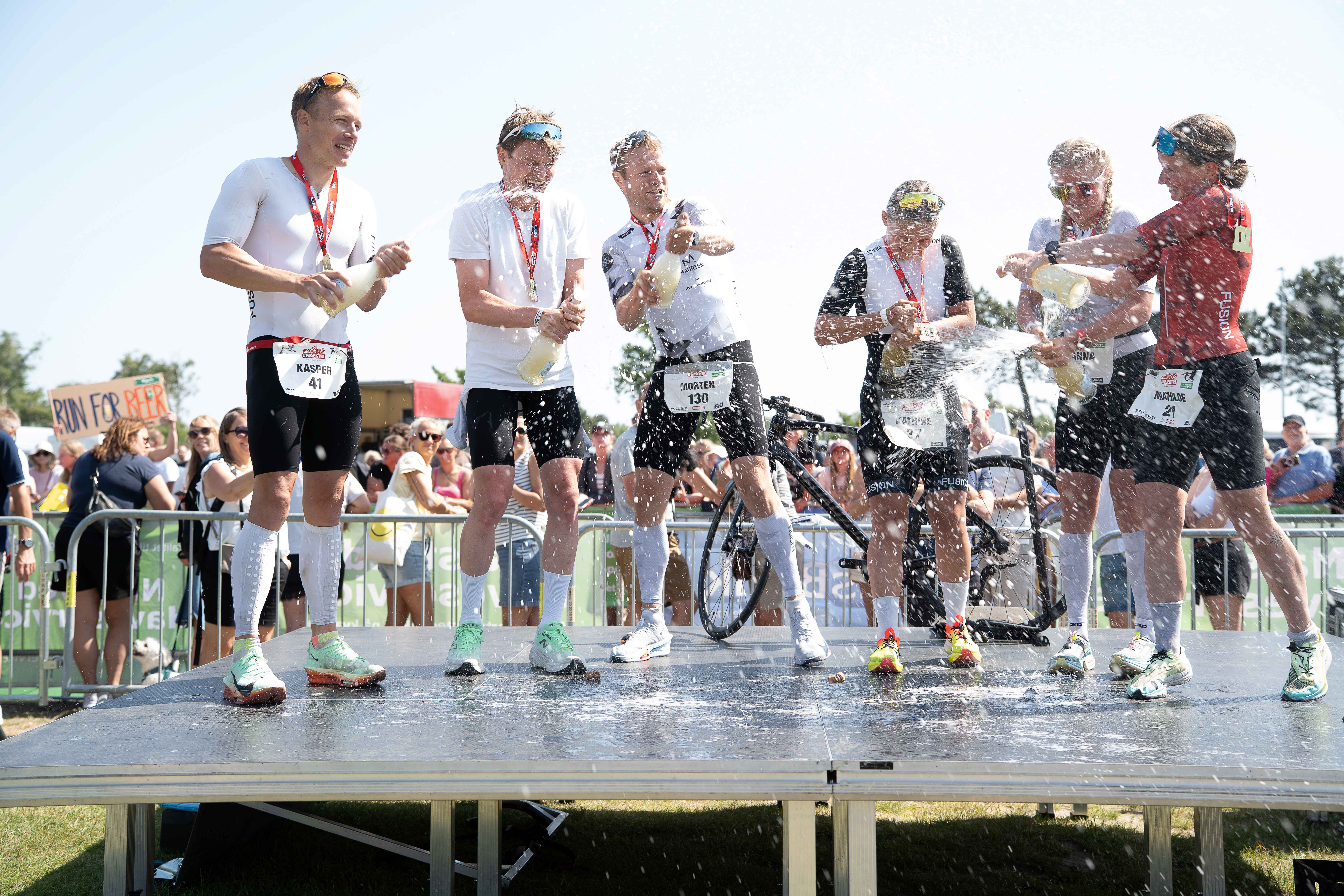 Det obligatoriske champagnesprøjt på sejrspodiet. Foto: René Kongsgaard