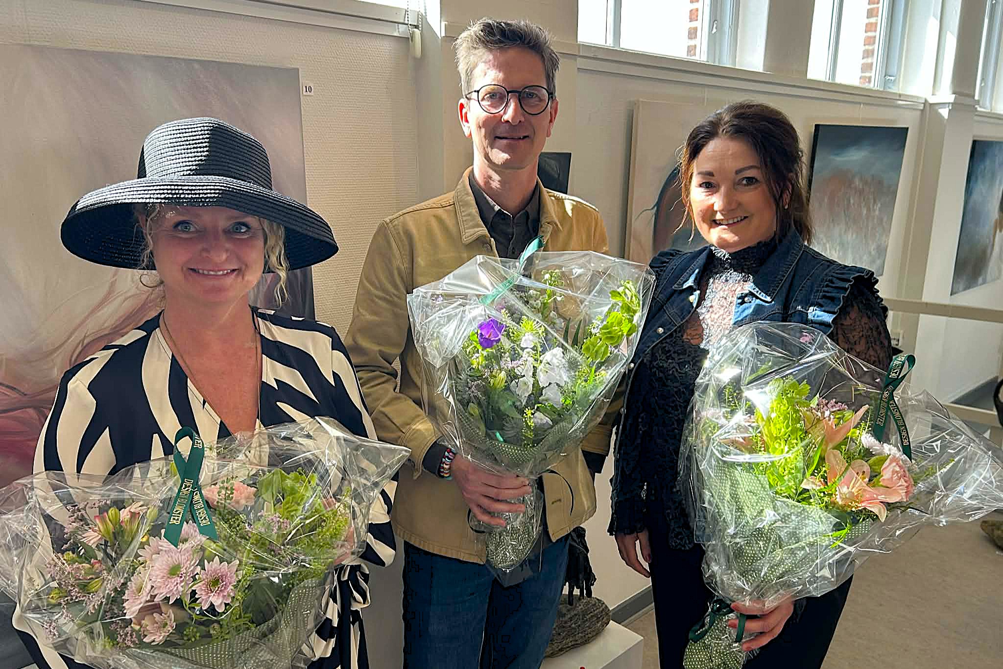 Kat Lassen, Nicolaj Lund Jensen og Nina Augustinussen ved ferniseringen i Næstved Kunstforening lørdag 11. april. Foto: John Ringstrøm