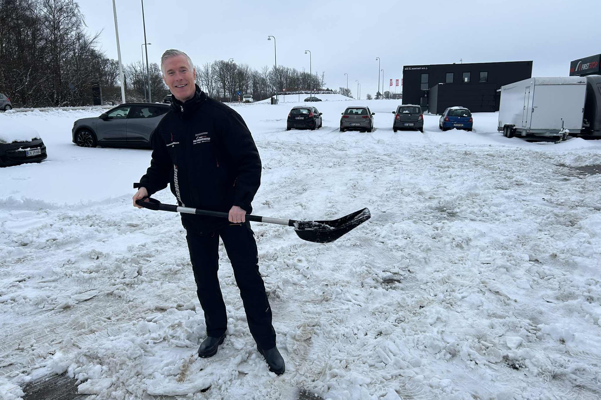 Flemming Nielsen er ikke ked af den lange vinter, men han opfordrer klart folk til at få skiftet sine sommer- og helårsdæk til vinterdæk. Foto: John Ringstrøm