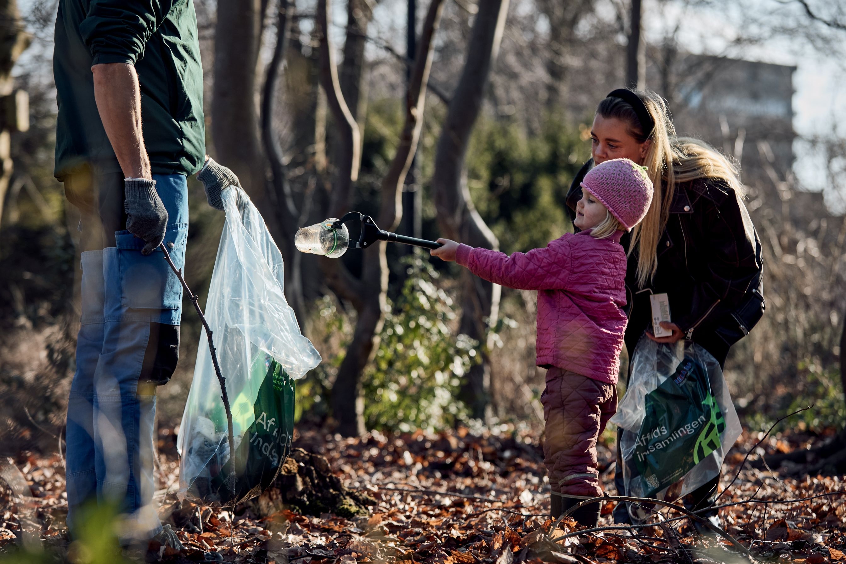Der kan hentes gratis affaldssække i Rema 1000 til indsamlingen. Foto: Maria Schumann