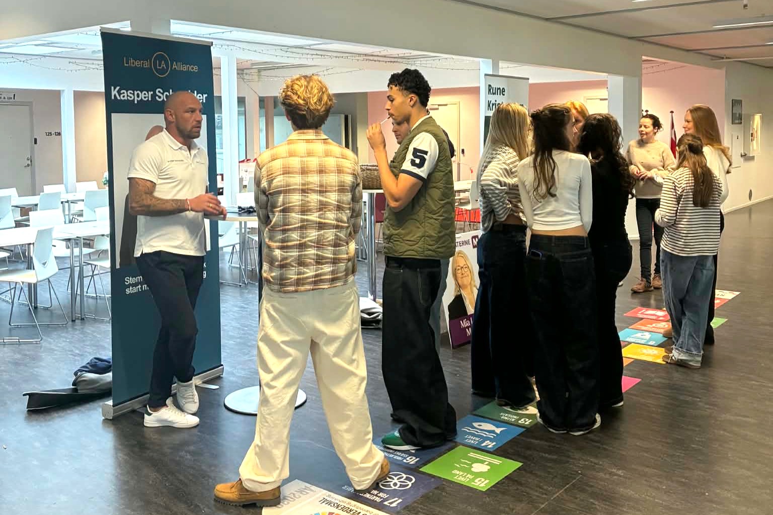 Kasper Schneider i snak med unge på ZBC i Næstved. Foto: Privat