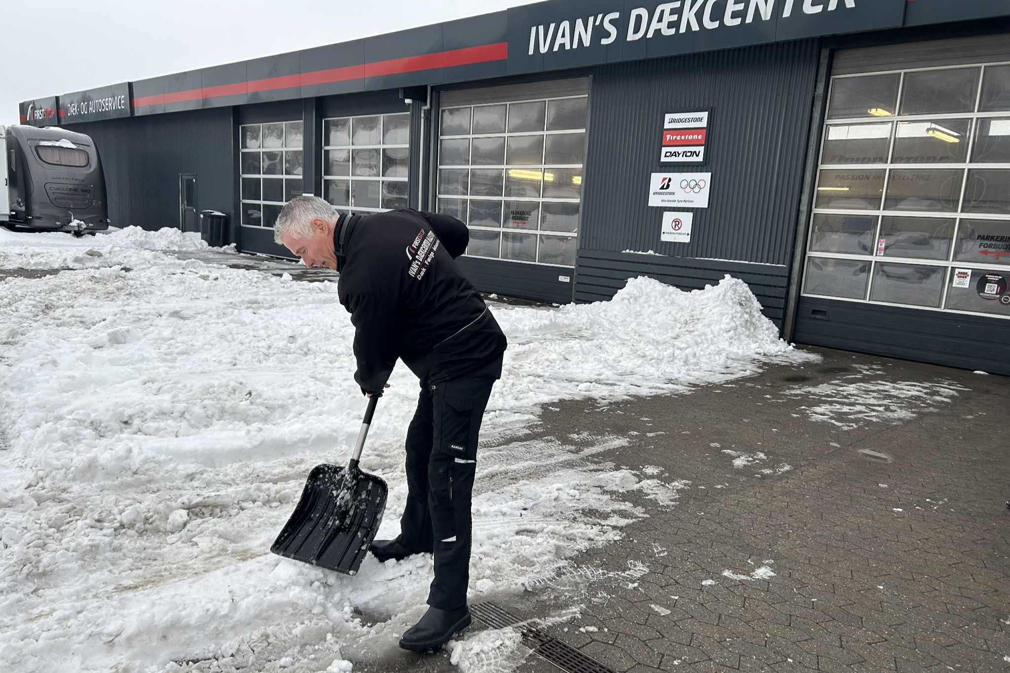 I sine 32 år hos Ivans Dækcenter har Flemming Nielsen aldrig oplevet så meget travlhed som i denne vintersæson. Foto: John Ringstrøm