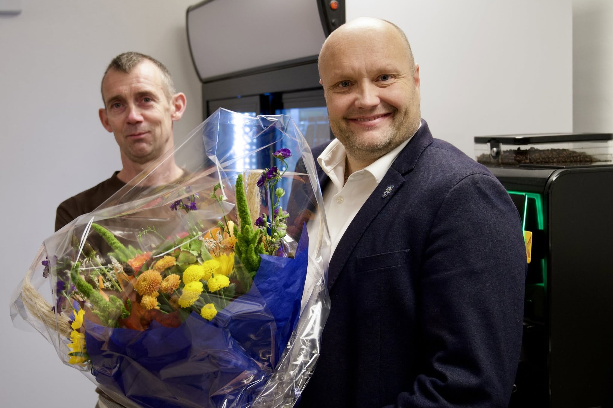 Ole Rasmussen (t.v.) får overrakt blå (og gule) blomster af Venstres borgmester Kenneth Sørensen. Foto: Venstre Næstved