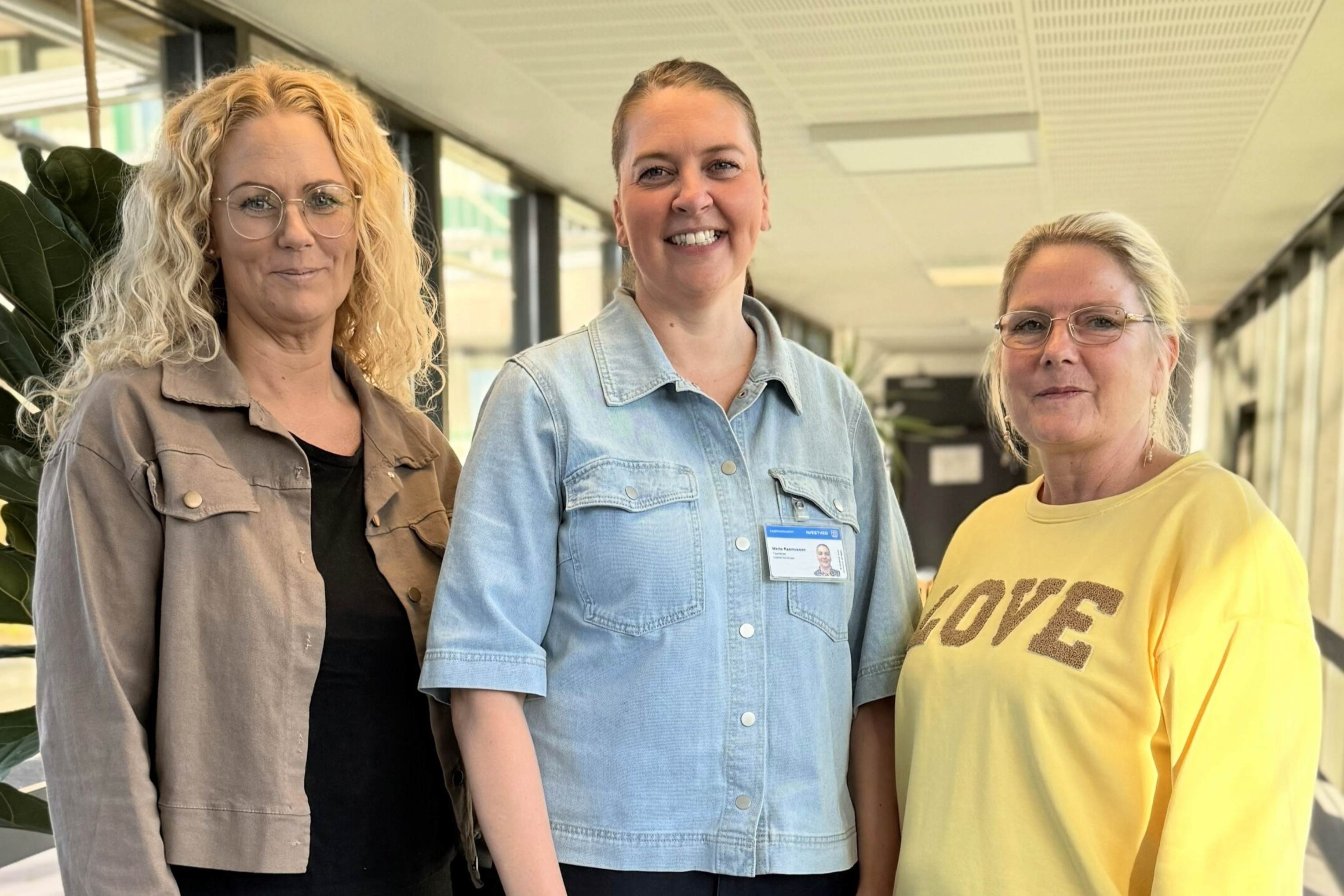Forberedelserne har været i gang siden efteråret, og medarbejderne på Marskvej 20B i Næstved glæder sig til at starte op. Fra venstre: Social- og sundhedsassistent Tanya Marlene Frederiksen, teamleder Mette Brylle Rasmussen og social- og sundhedsassistent Lajla Flores. Foto: Næstved Kommune