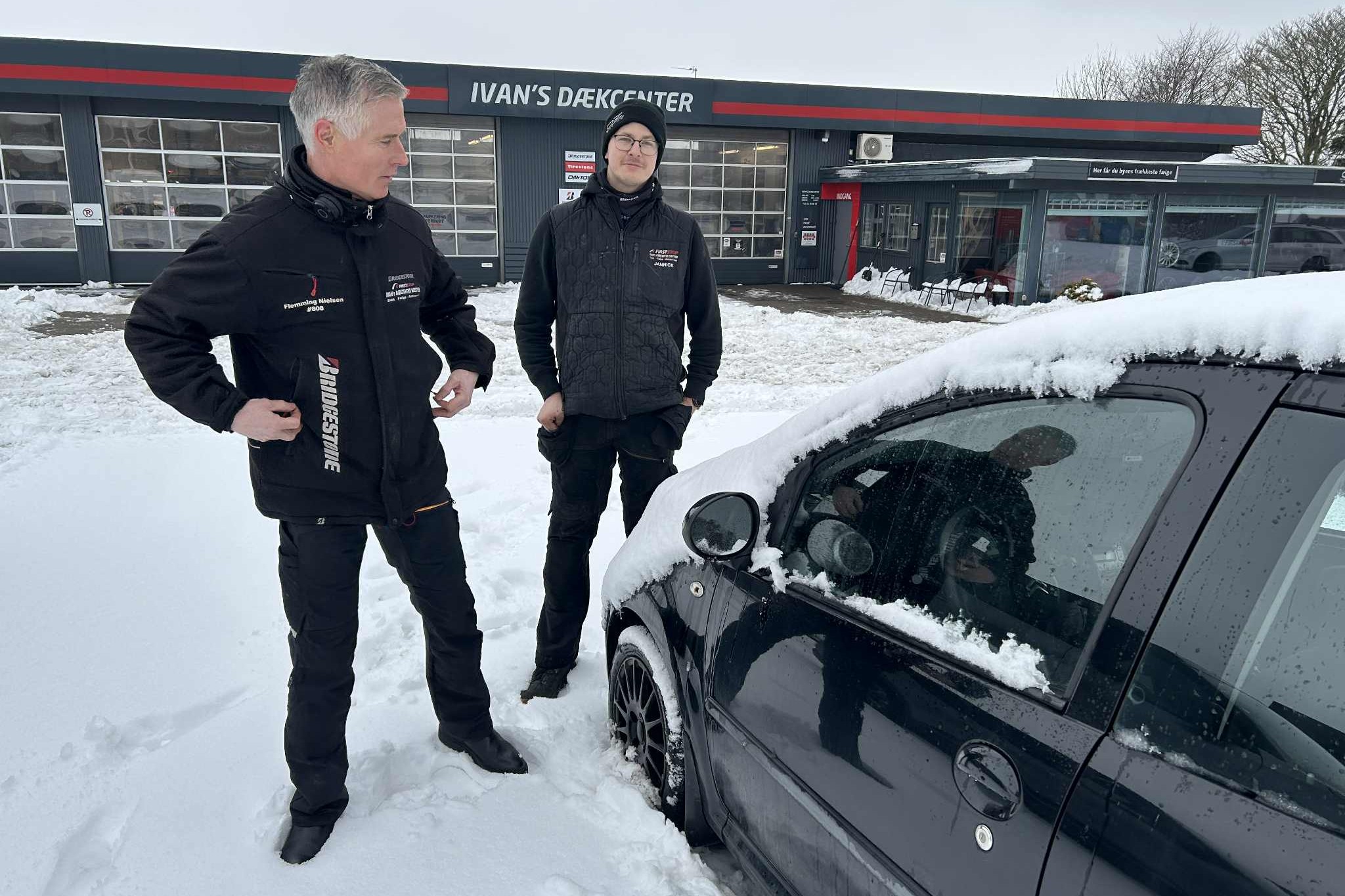 Flemming Nielsen og hans medarbejder gennem syv år, Jannick Storm, har måtte hjælpe mange biler fri af sneen - sågar også transportvogne på sommerdæk. Foto: John Ringstrøm