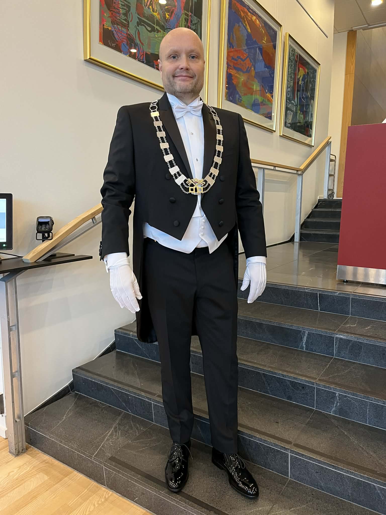 Iklædt kjole og hvidt hos Kommunernes Landsforening, inden turen gik til Amalienborg. Foto: Privat