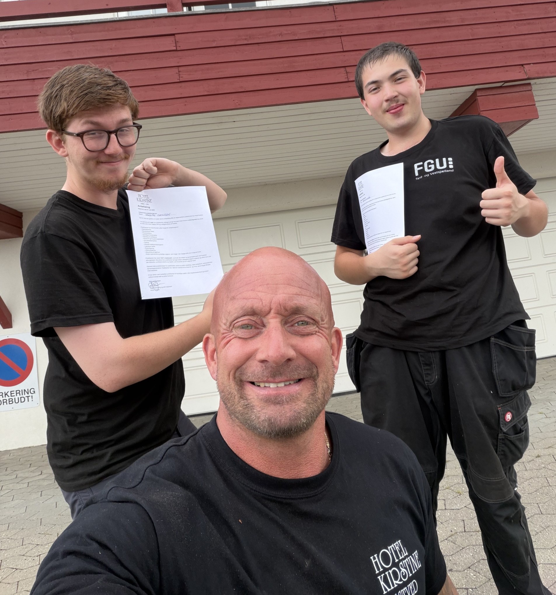 Morten Isaksson og Morten Holbek er blevet guidet på Hotel Kirstine af Brian Amby. Foto: Privat