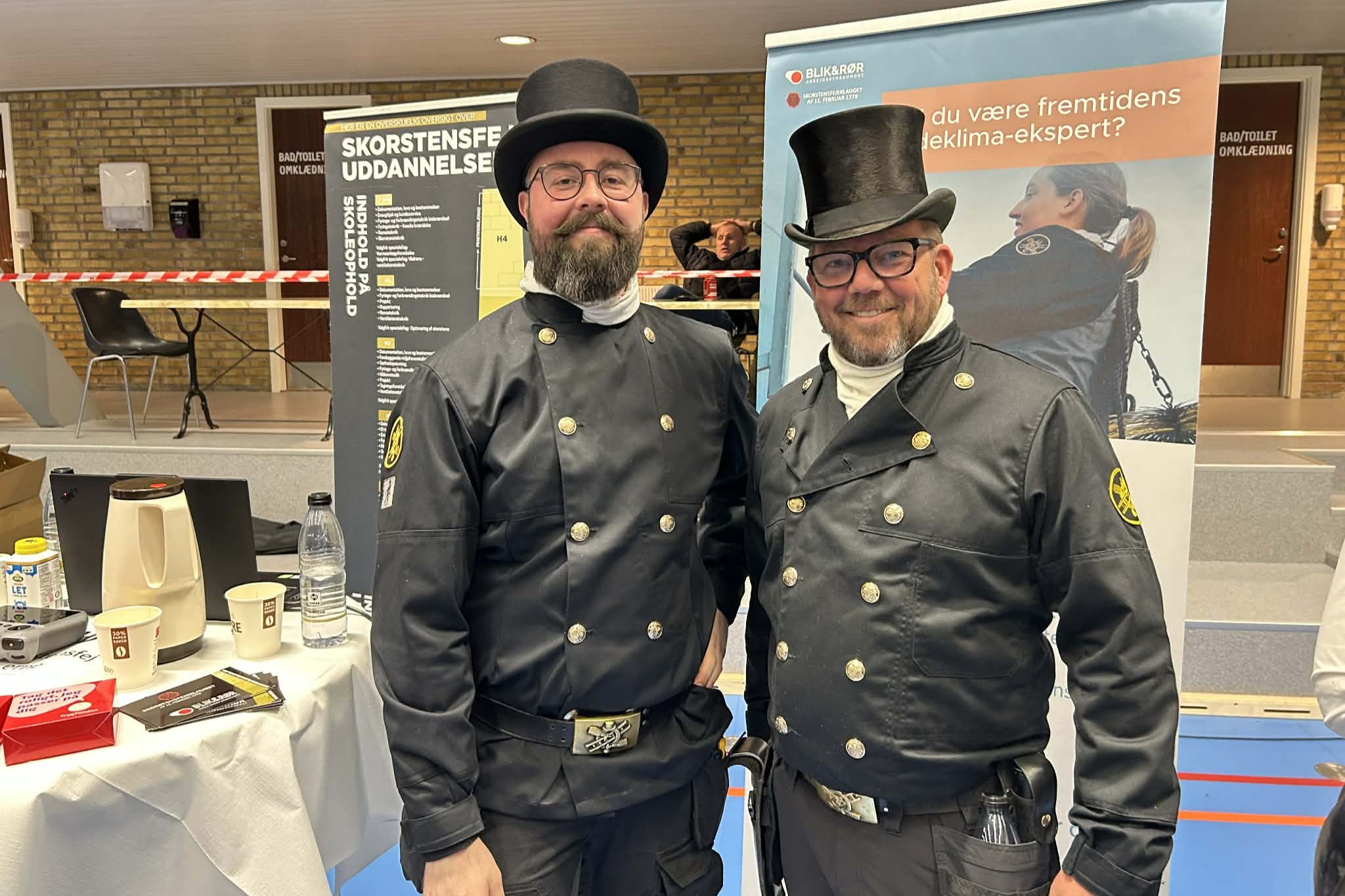 Skorstensfejerne Brian Andersen (t.v.) og Klaus Nielsen skilte sig godt ud på messen. Foto: John Ringstrøm