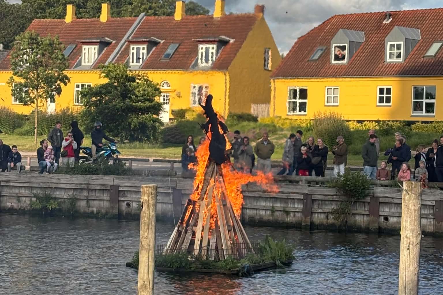 Suså Havn har traditionen tro placeret heksen på en tømmerflåde. Foto: Privat