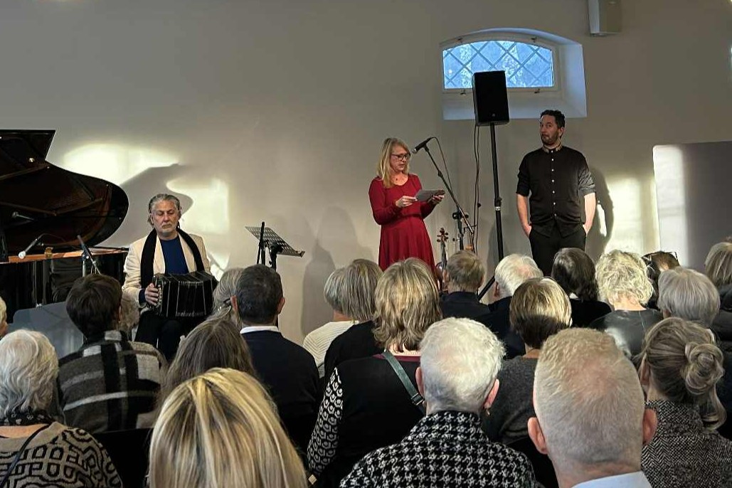 Lotte Juul Petersen bød velkommen og var begejstret for årets første arrangement. Foto: John Ringstrøm