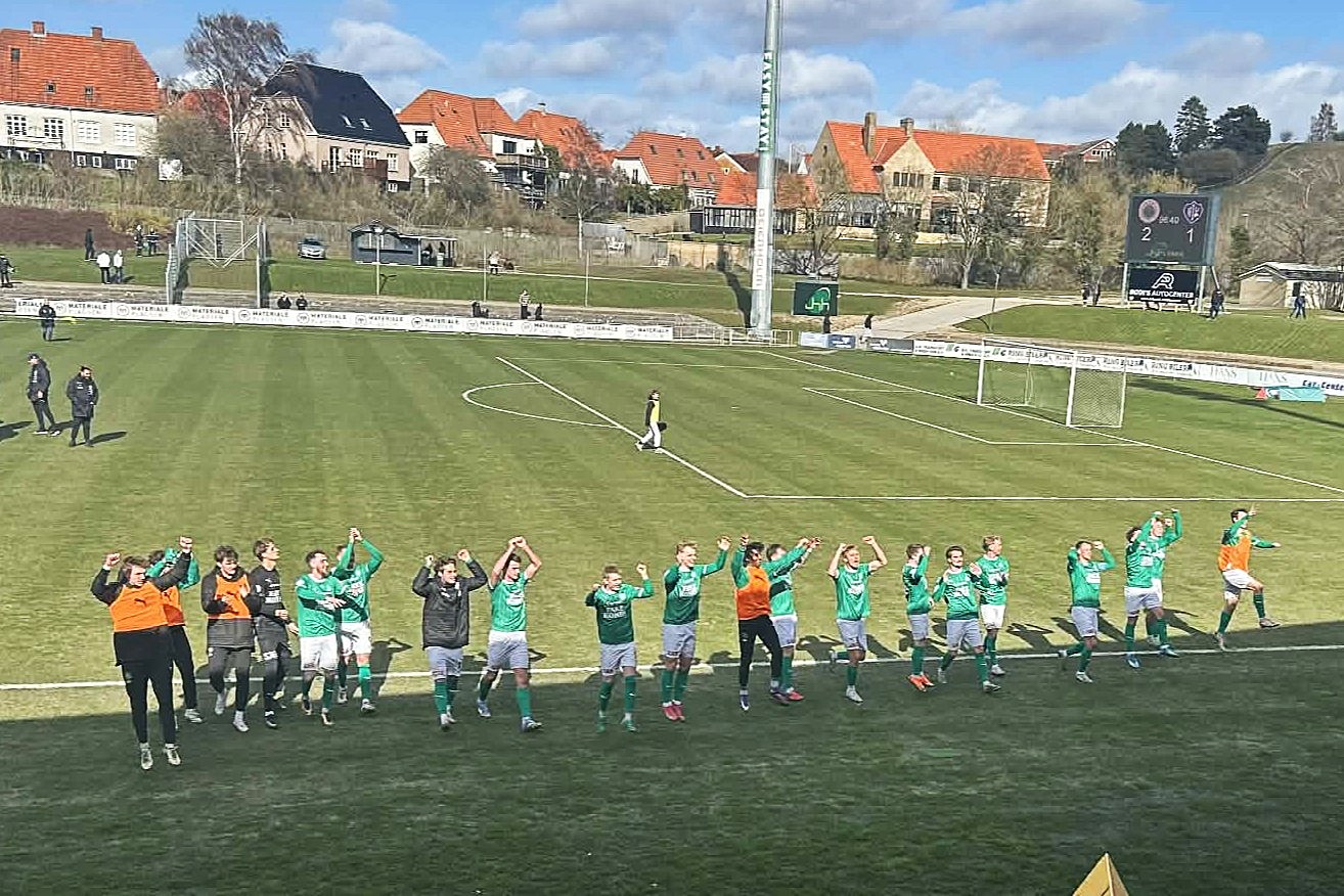 Næstved-spillerne siger tak for kampen til de grønne fans efter sejren over HIK. Foto: John Ringstrøm