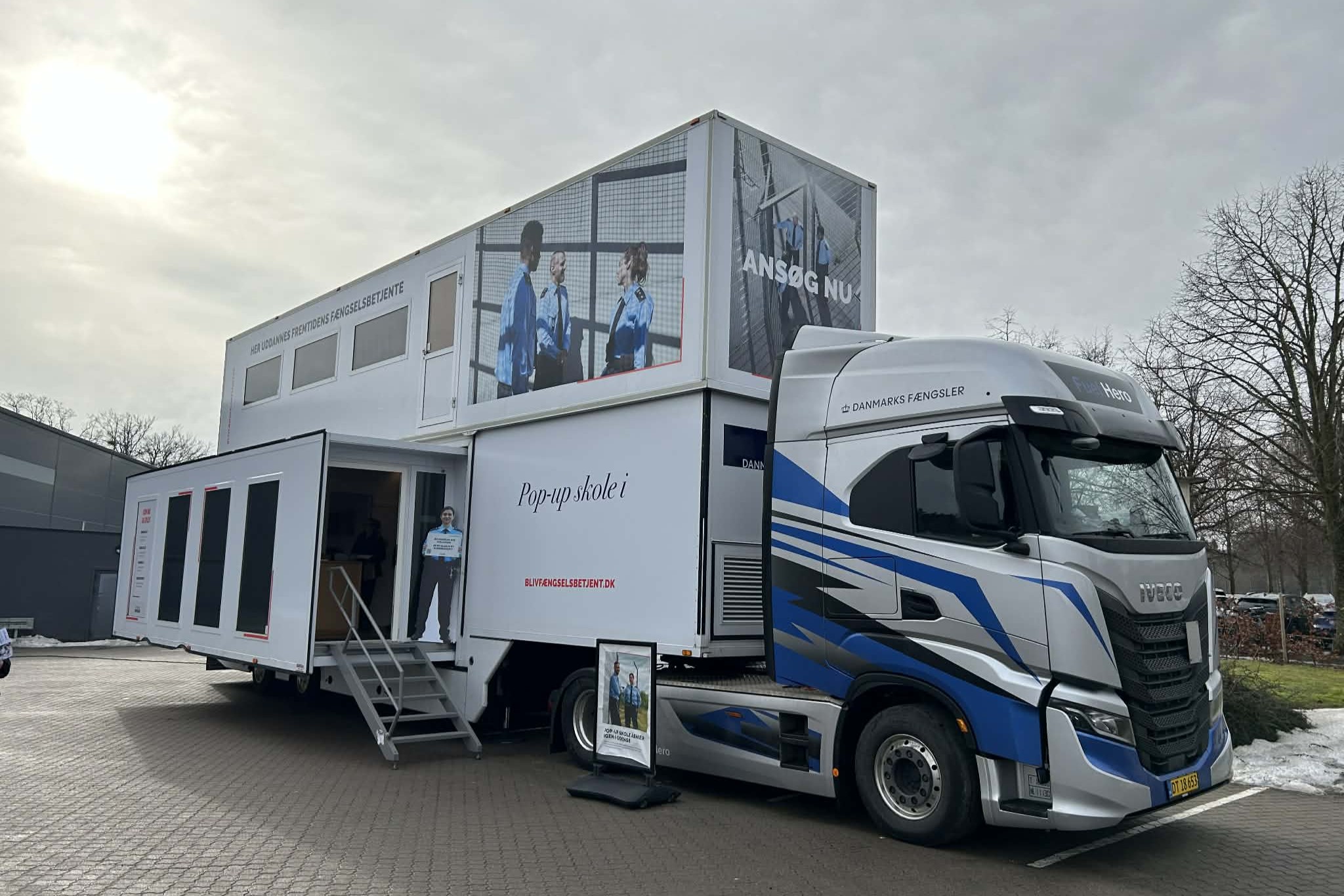 Fængselsbetjentvognen foran hallen var umulig at overse. Foto: John Ringstrøm