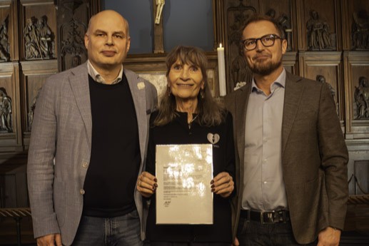 Thomas Pedersen (t.v.) og Ken Fischer fra EDC i Næstved overrækker donationen til Svovlstikkernes formand Birgitte Grejsen Møs. Foto: Presse