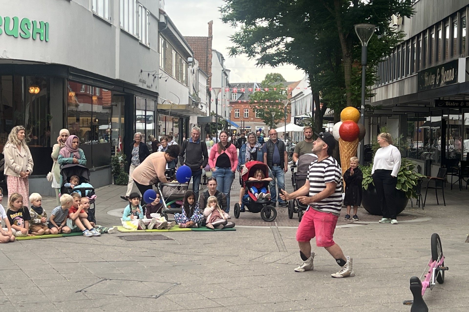 En cirkusartist underholder her i Ringstedgade. Foto: Næstved City