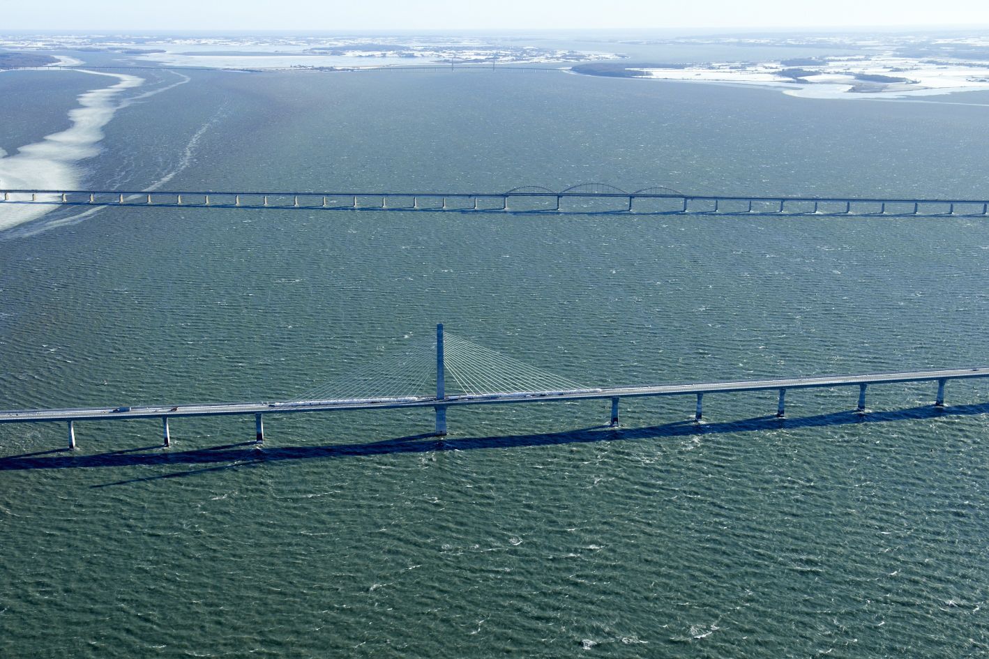 Den nye Storstrømsbro toner op i forgrunden, mens den gamle stadig består. Foto: Vejdirektoratet