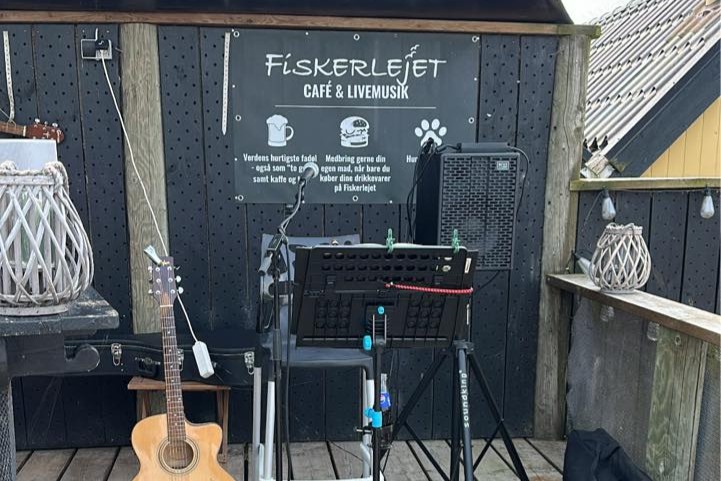 Der findes ikke mange sommerdage uden musik på Fiskerlejet. Foto: Fiskerlejet