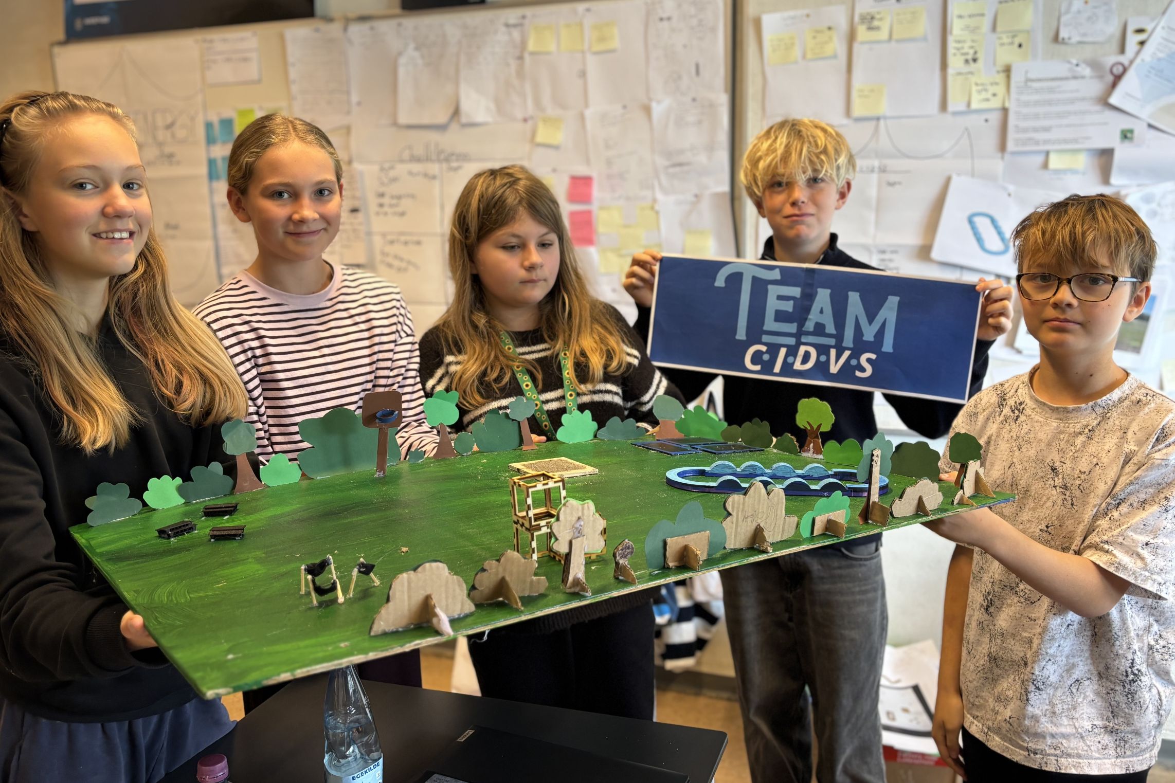 6. klasserne fra Fladsåskolen afdeling Mogenstrup deltager i lokalfinalerne i Projekt Edison. Team C.I.D.V.S fra 6.B. deltager med en idé om en stor aktivitetspark for børn og unge i Mogenstrup.