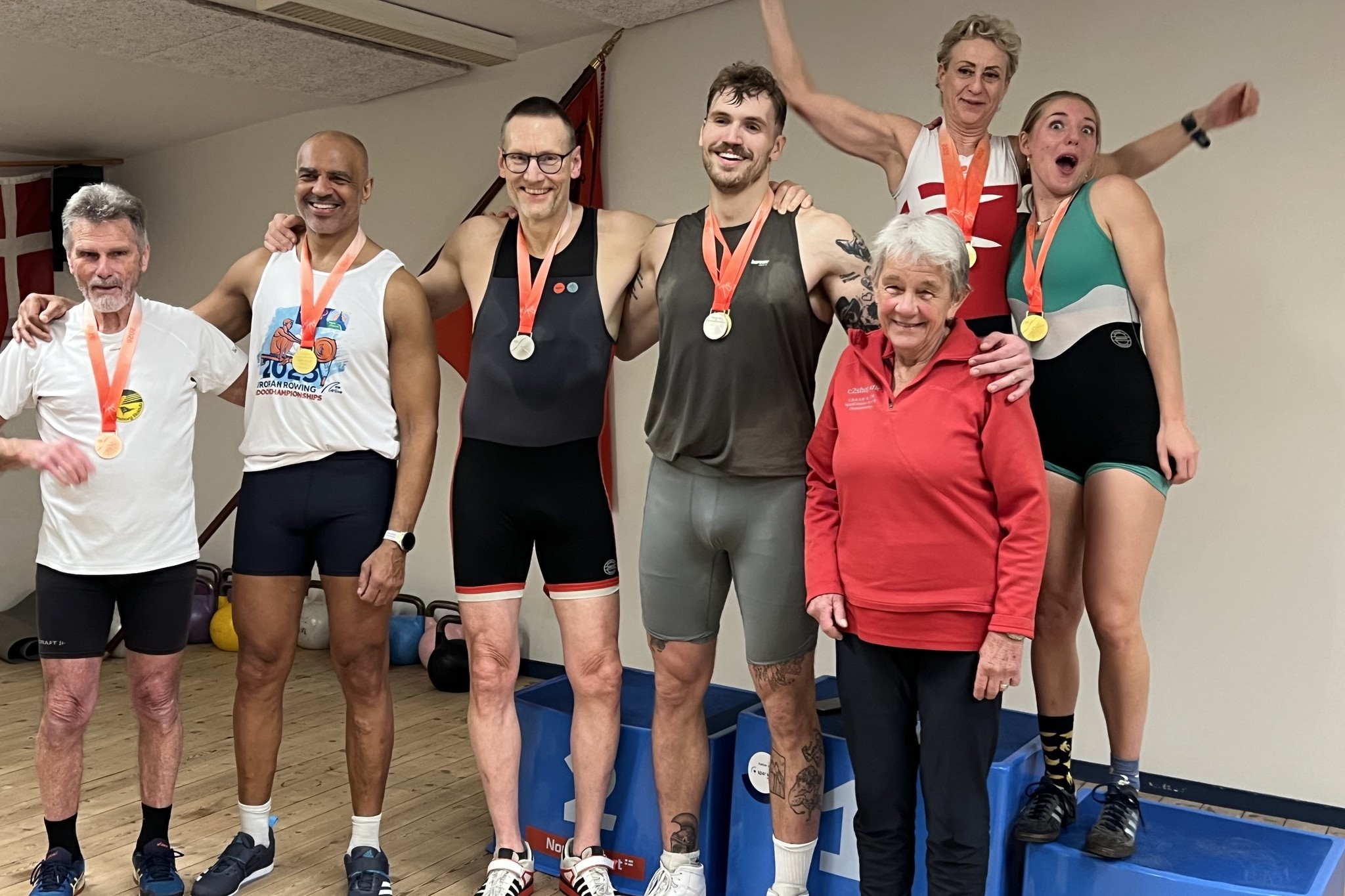 Michael Hallgren (nummer tre fra venstre) står sammen med de øvrige danske VM-medaljetagere. Foto: Privat